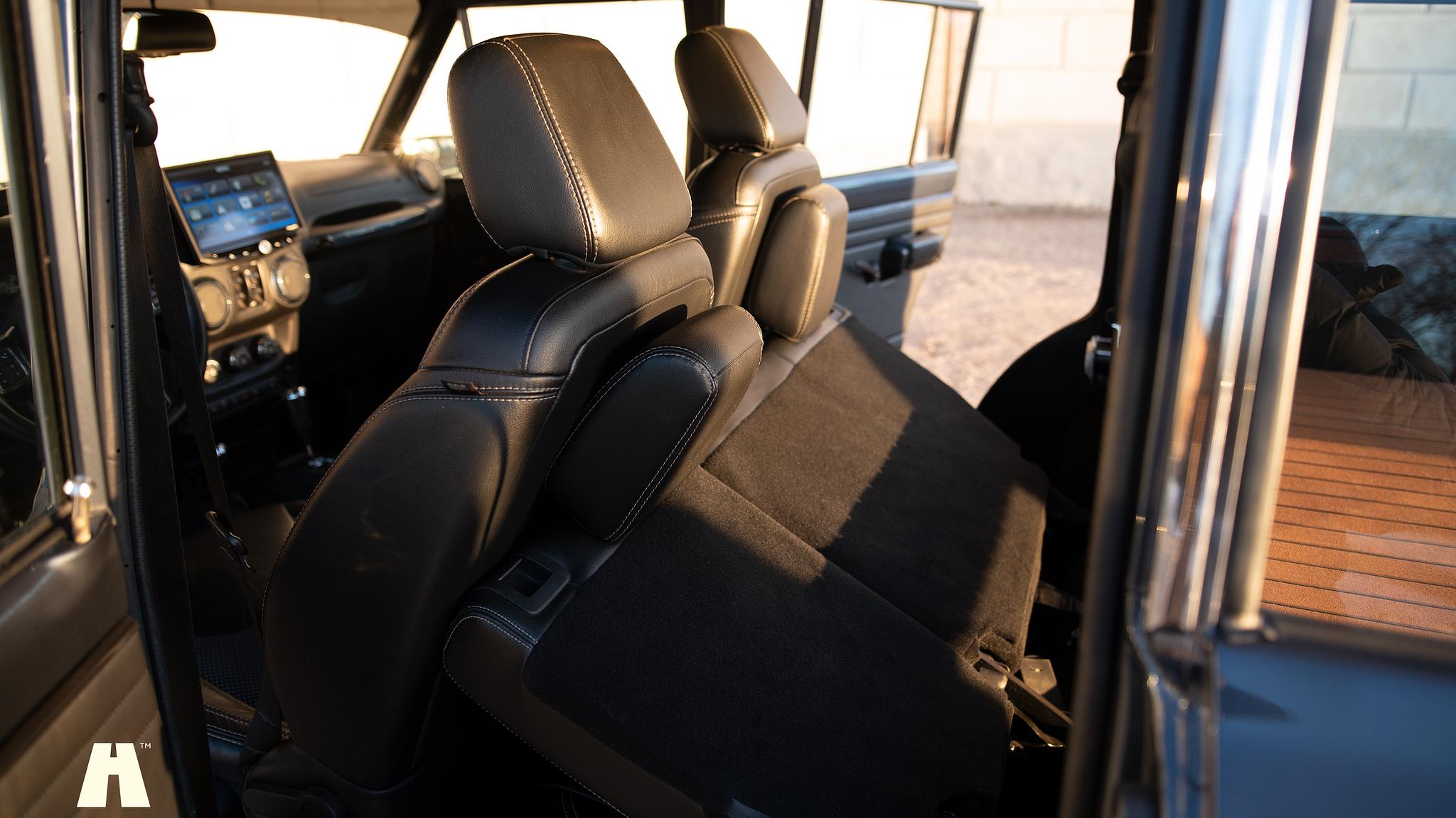 Innenraumfoto von 2015 Woodland Restomod Grand Wagoneer #002 Euro 6