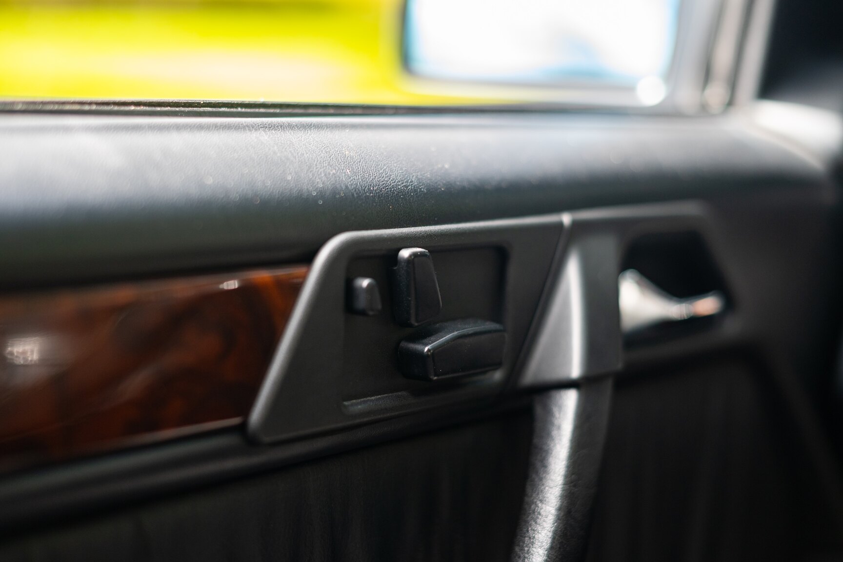 Interior image of 1993 Mercedes-Benz 400 E