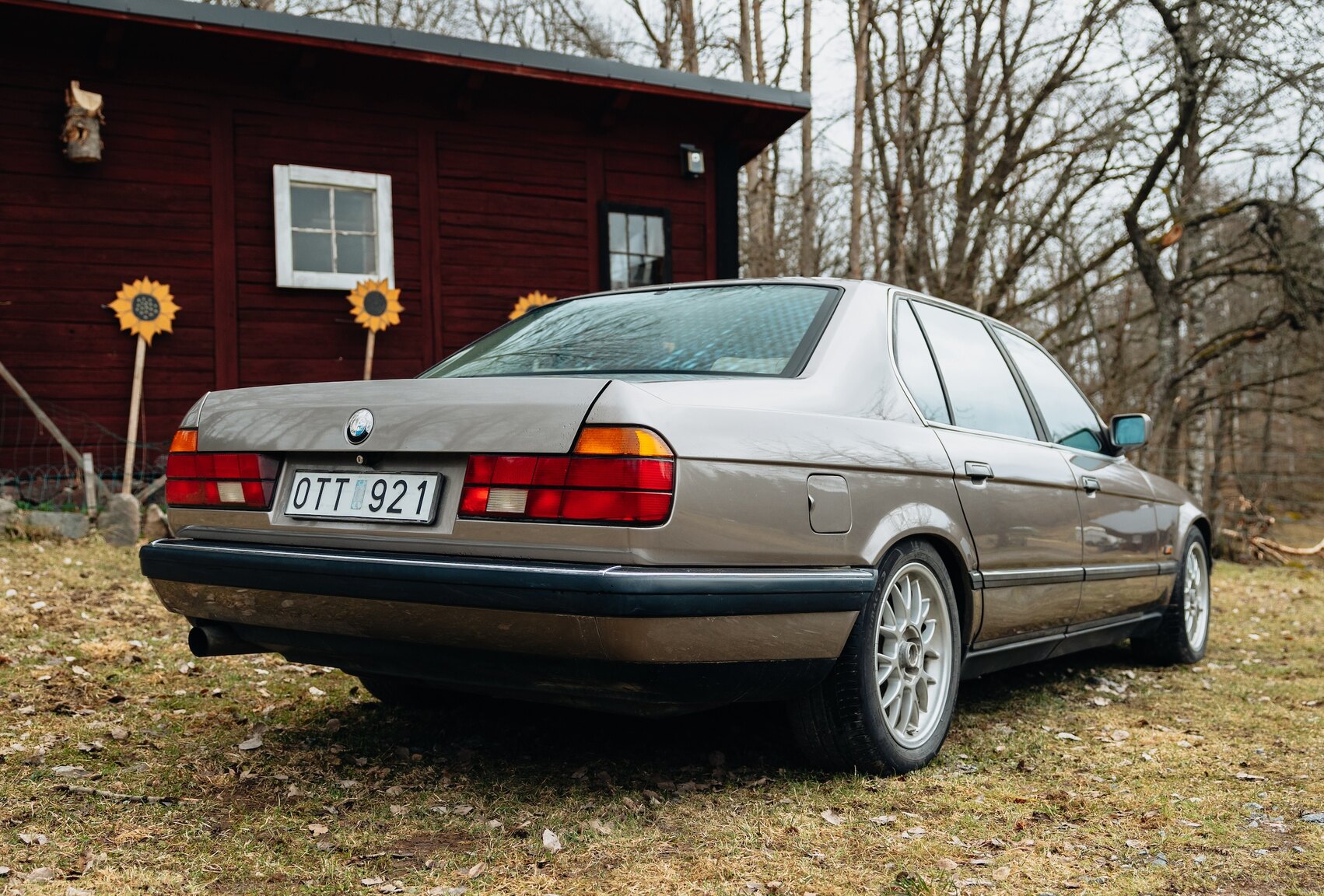 Exterior image of 1990 BMW 750iL (10)