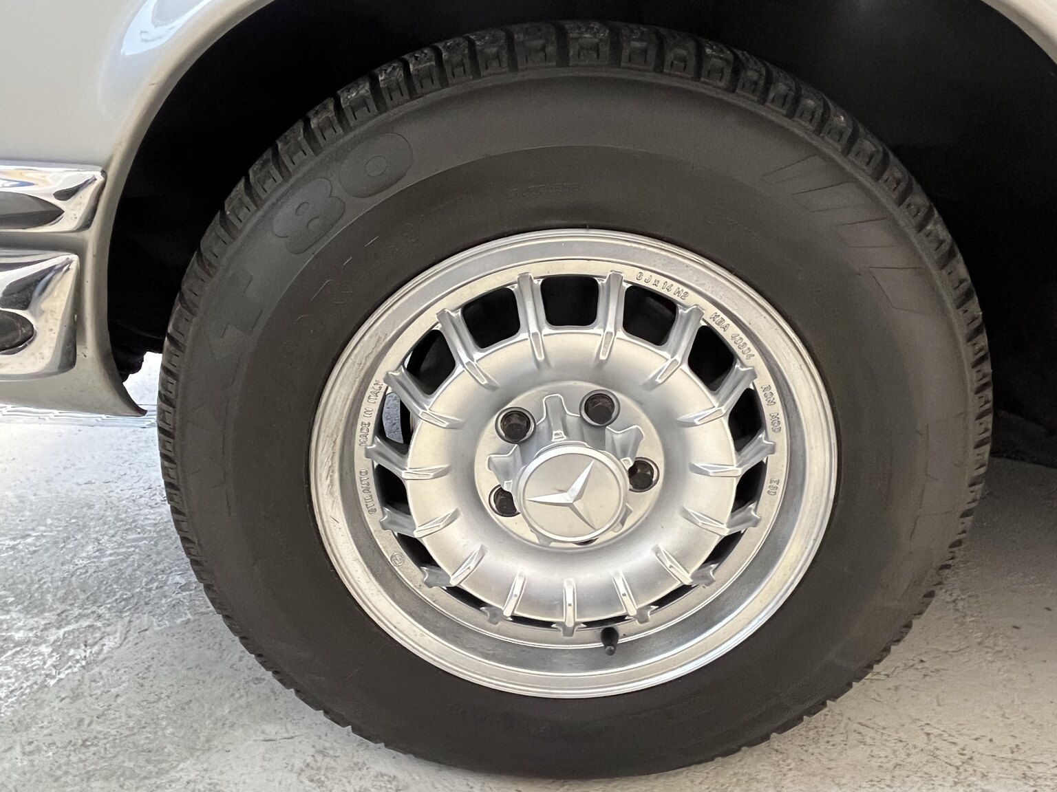 Exteriörbild på 1975 Mercedes-Benz 280 SE