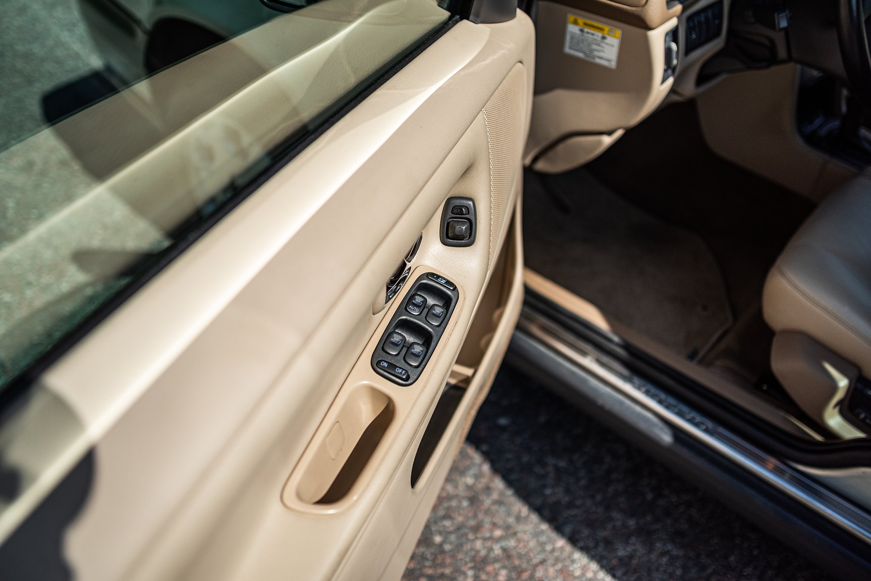 Interior image of 2000 Volvo V70 XC 2.4 T AWD 