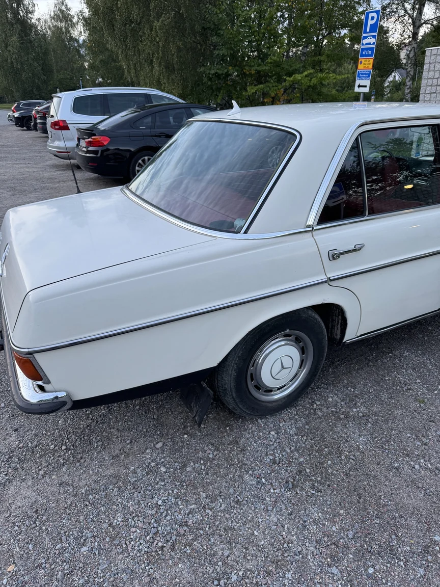 Exterior image of 1972 Mercedes-Benz 200 (45)
