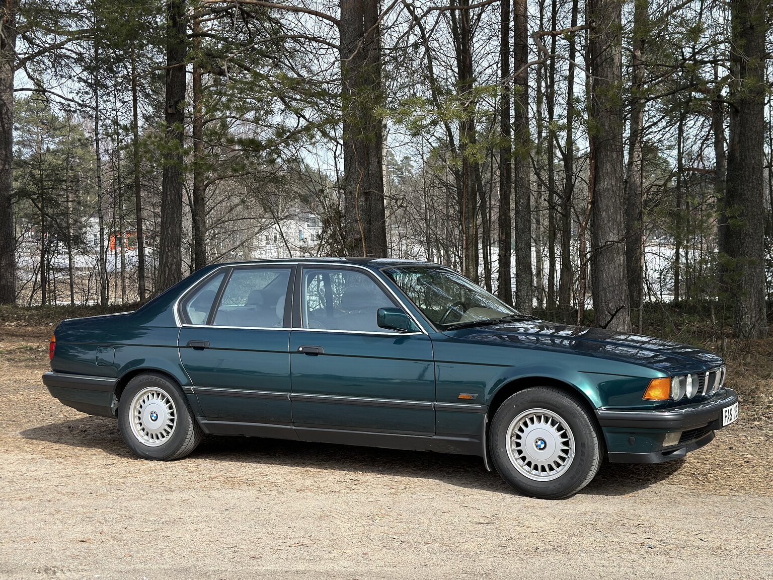 Exterior image of 1992 BMW 740iA (55)