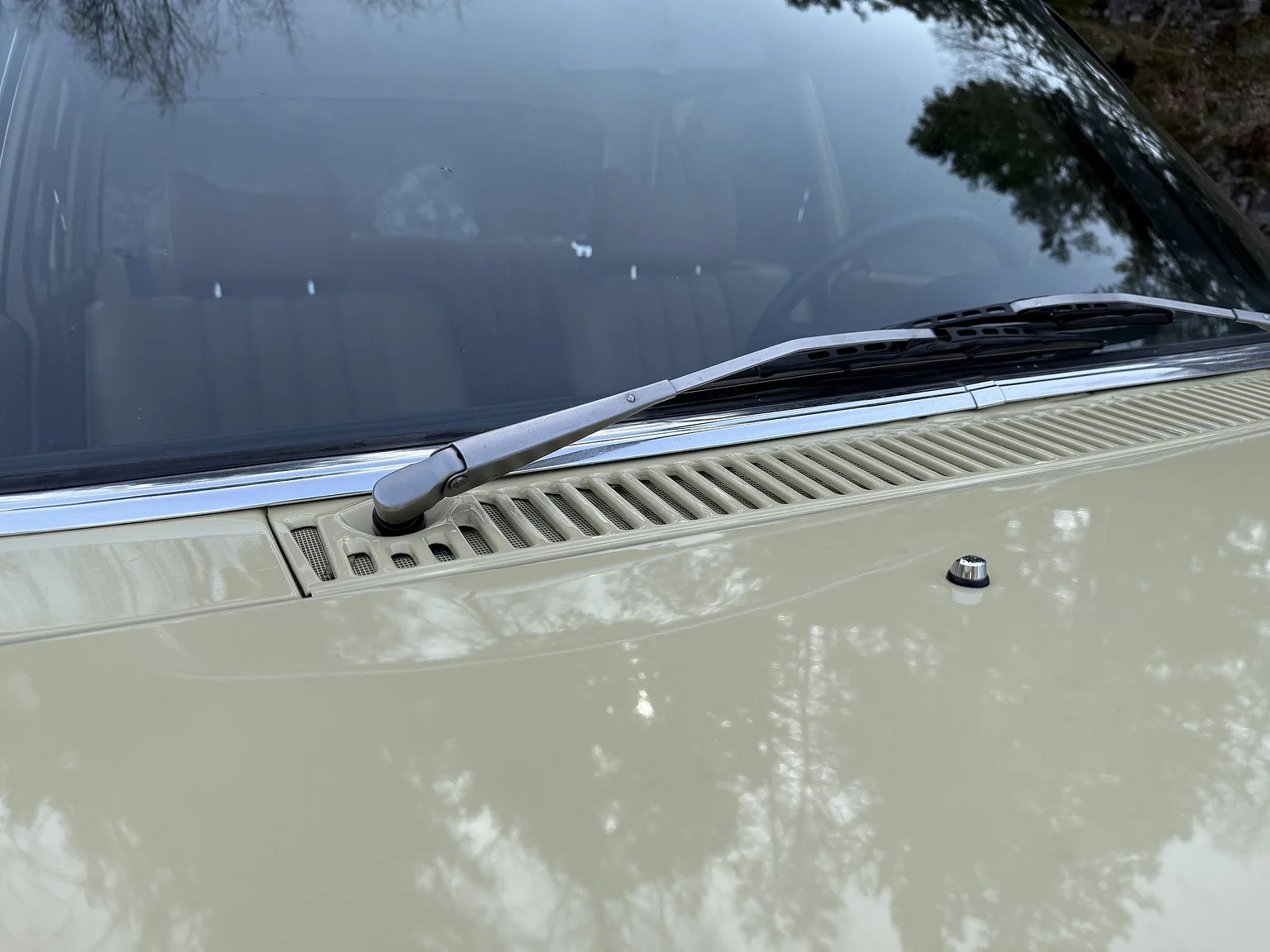 Exterior image of 1974 Mercedes-Benz 230 Automatic (21)