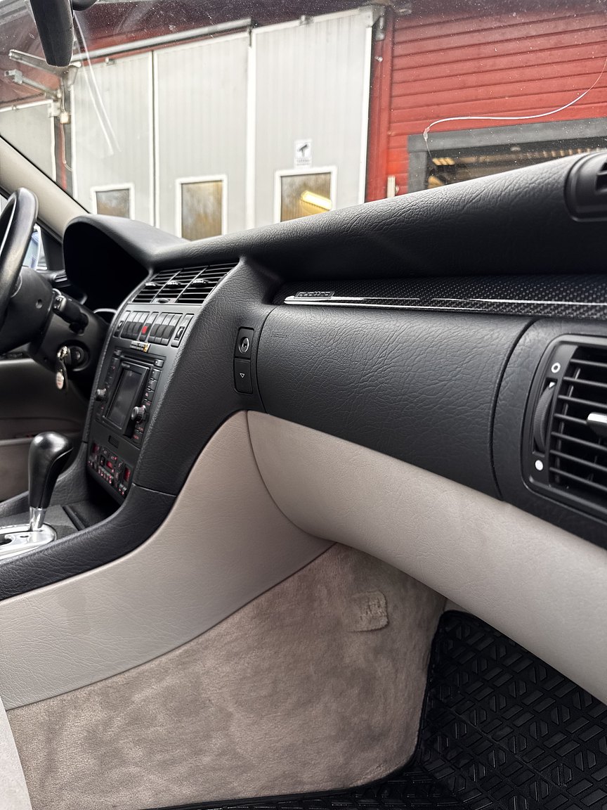 Innenraumfoto von 1999 Audi S8 4.2 Quattro
