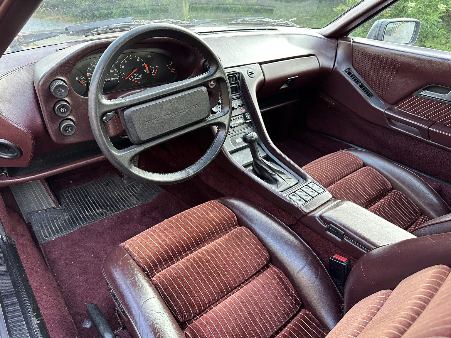 Interior image of 1985 Porsche 928 (2)