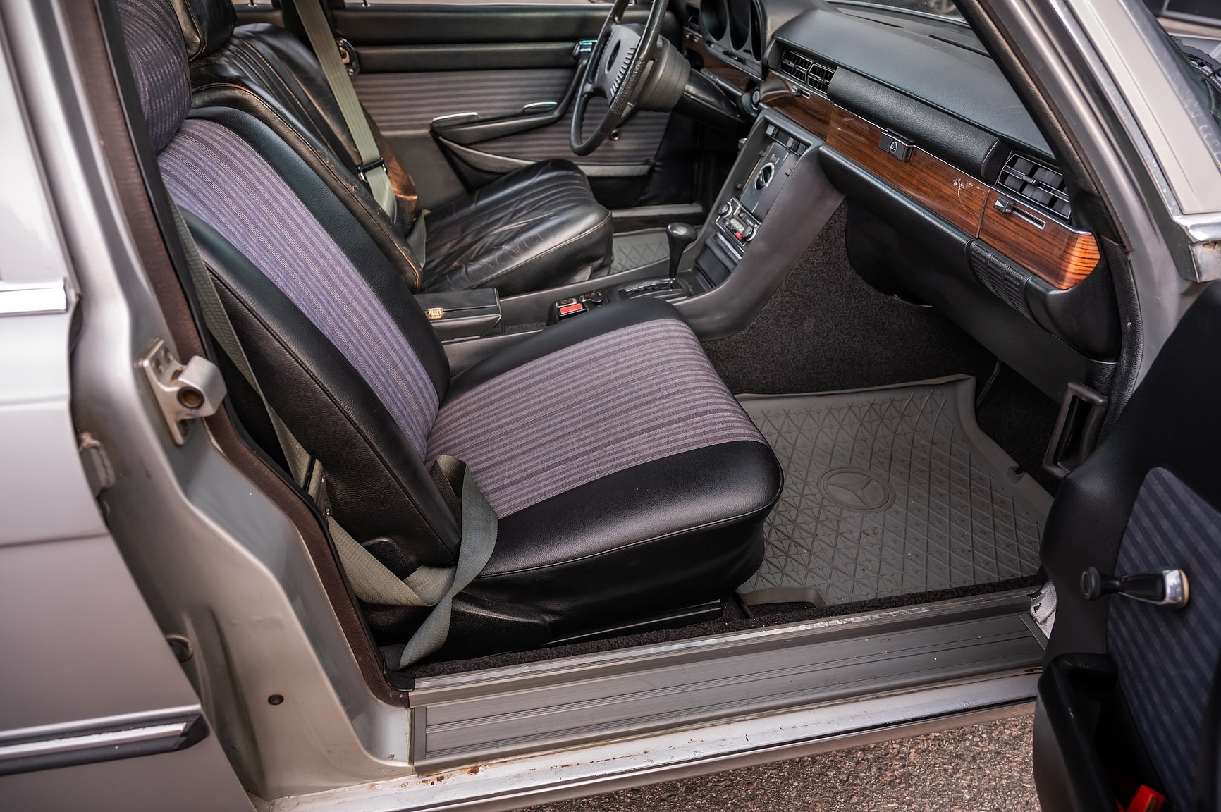 Interior image of 1975 Mercedes-Benz 280 SE 
