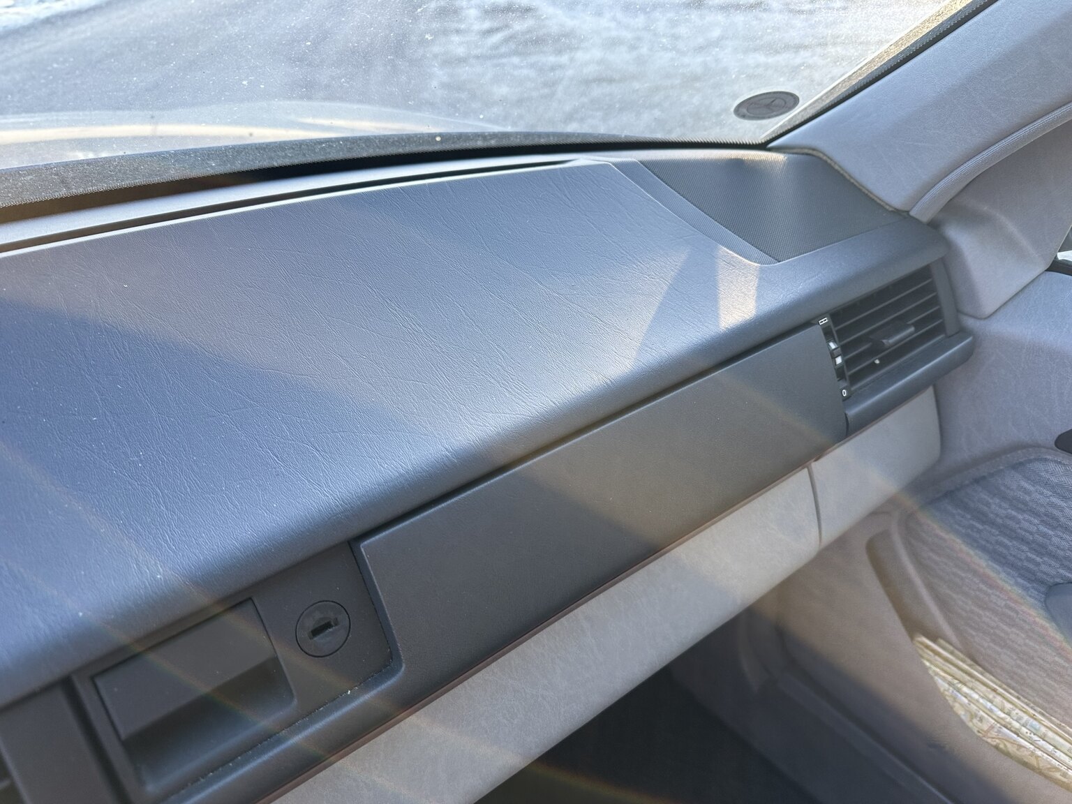 Innenraumfoto von 1991 Mercedes-Benz 230 E 
