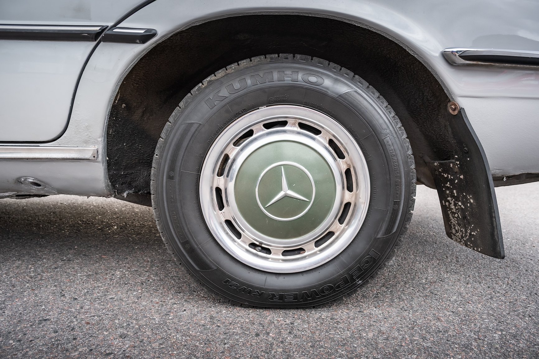 Exterior image of 1975 Mercedes-Benz 280 SE 