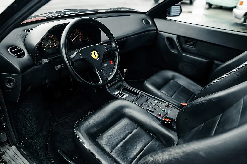 Interiörbild 1992 Ferrari Mondial (1)