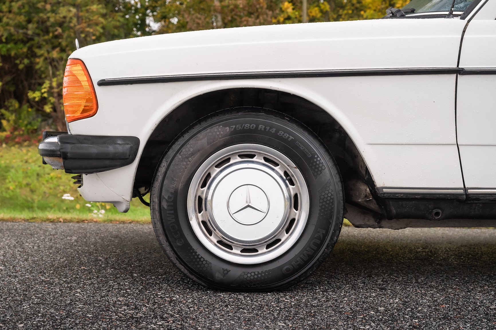 Exterior image of 1985 Mercedes-Benz 200 Automatic