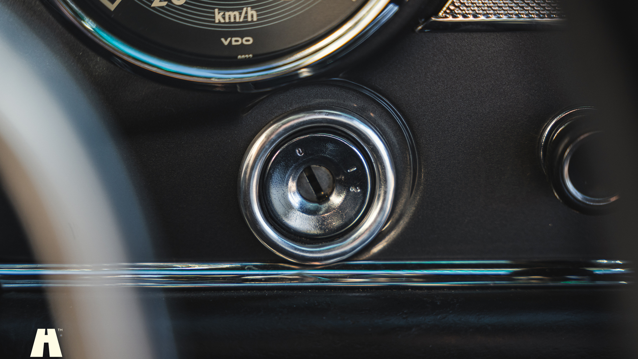 Interior image of 1970 Mercedes 280 SL Pagoda (37)