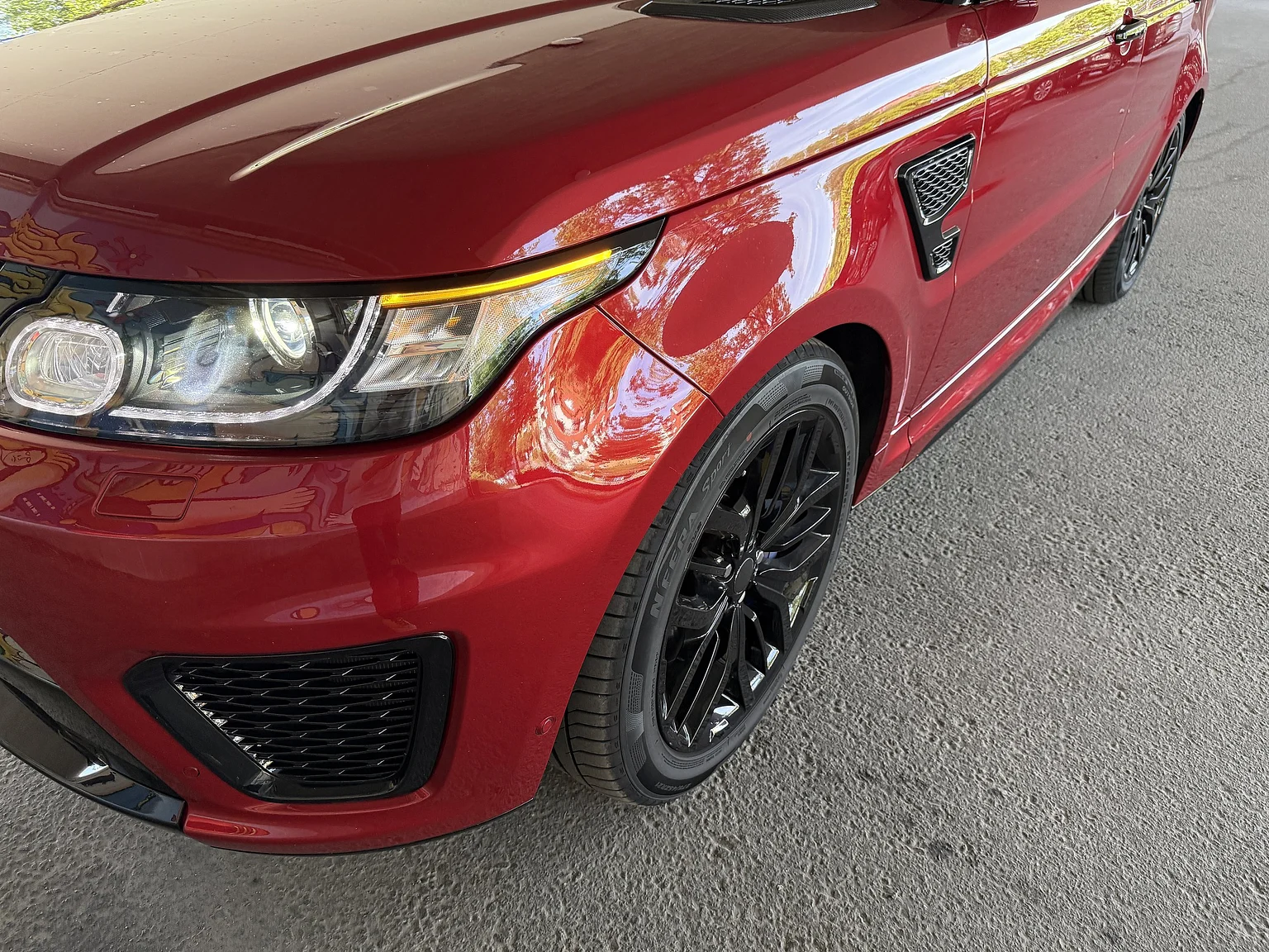 Exteriörbild på 2017 Range Rover Sport SVR (59)