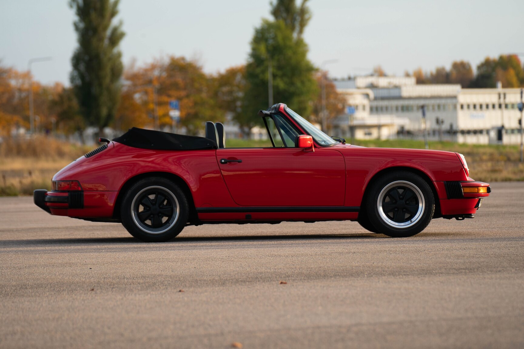 Exteriörbild på 1987 Porsche 911 Carrera Cab 3.2
