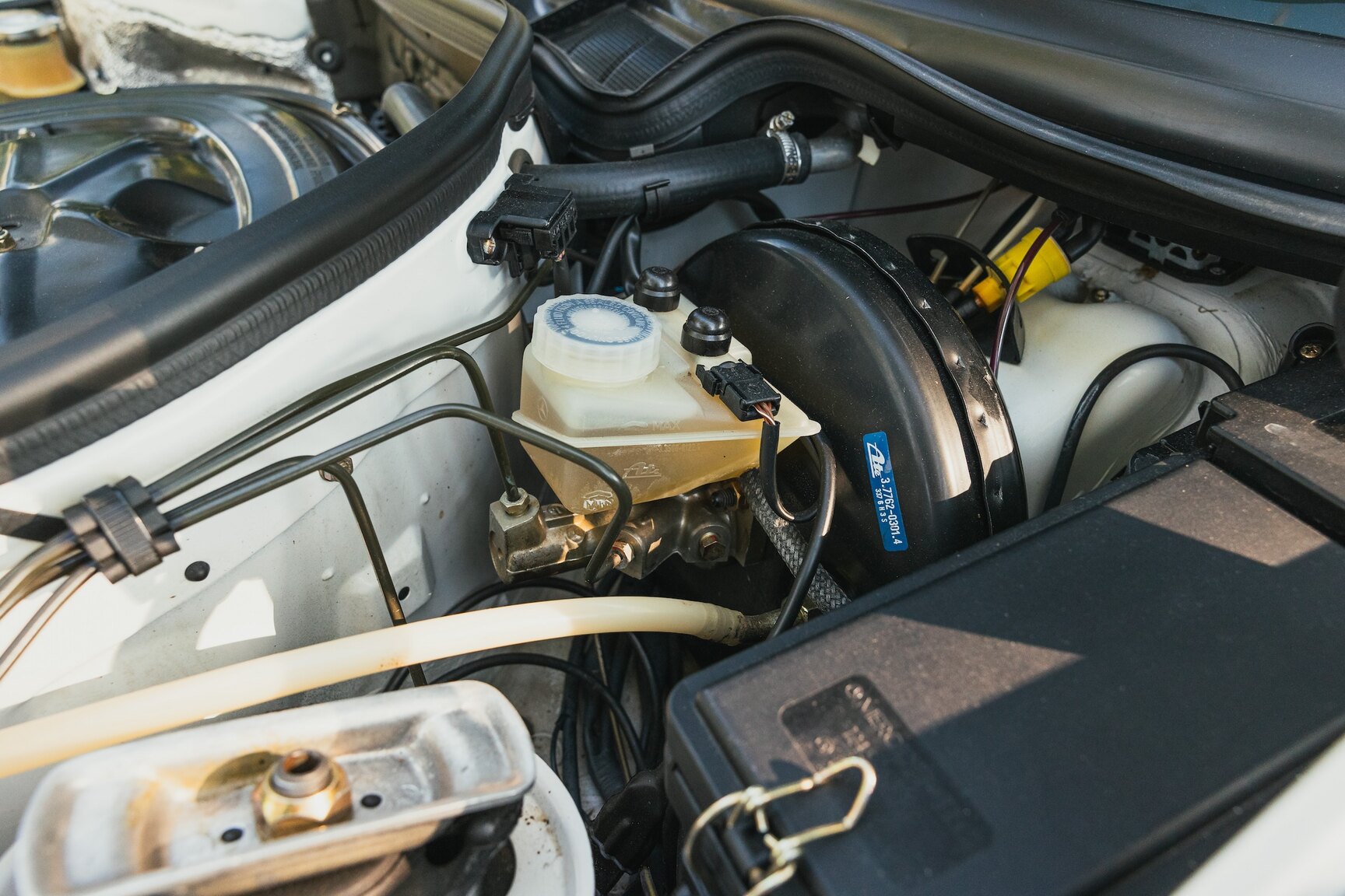 Image of 1987 Mercedes-Benz 230E mechanics