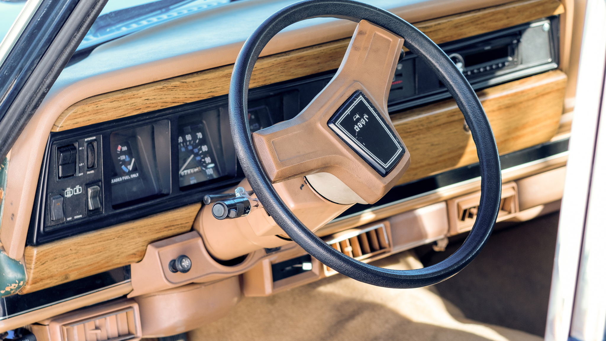 Innenraumfoto von 1988 Jeep Grand Wagoneer 5.9
