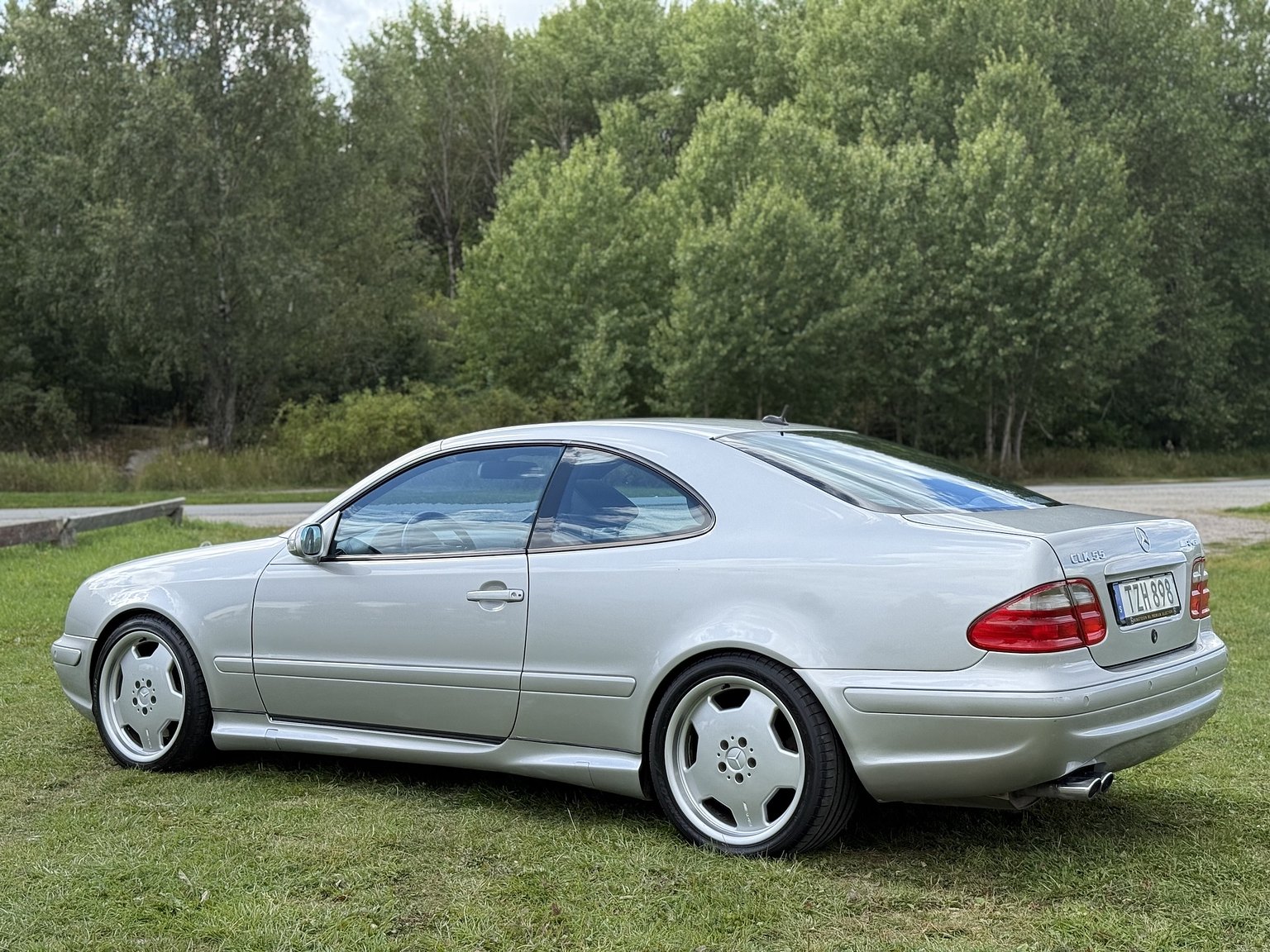 Exterior image of 2000 Mercedes-Benz CLK 55 AMG Coupé
