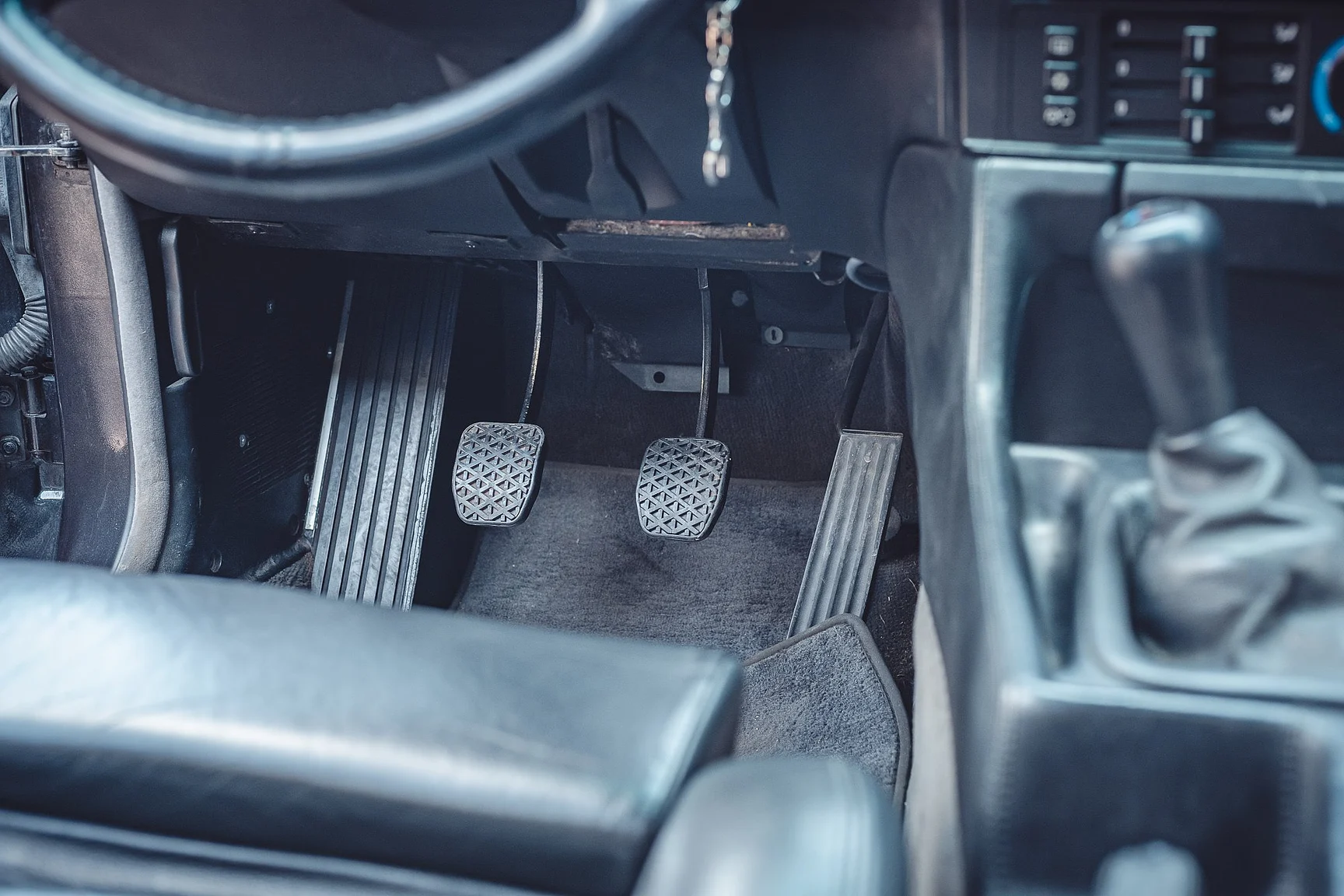 Interior image of 1992 BMW M5 3.8 (7)