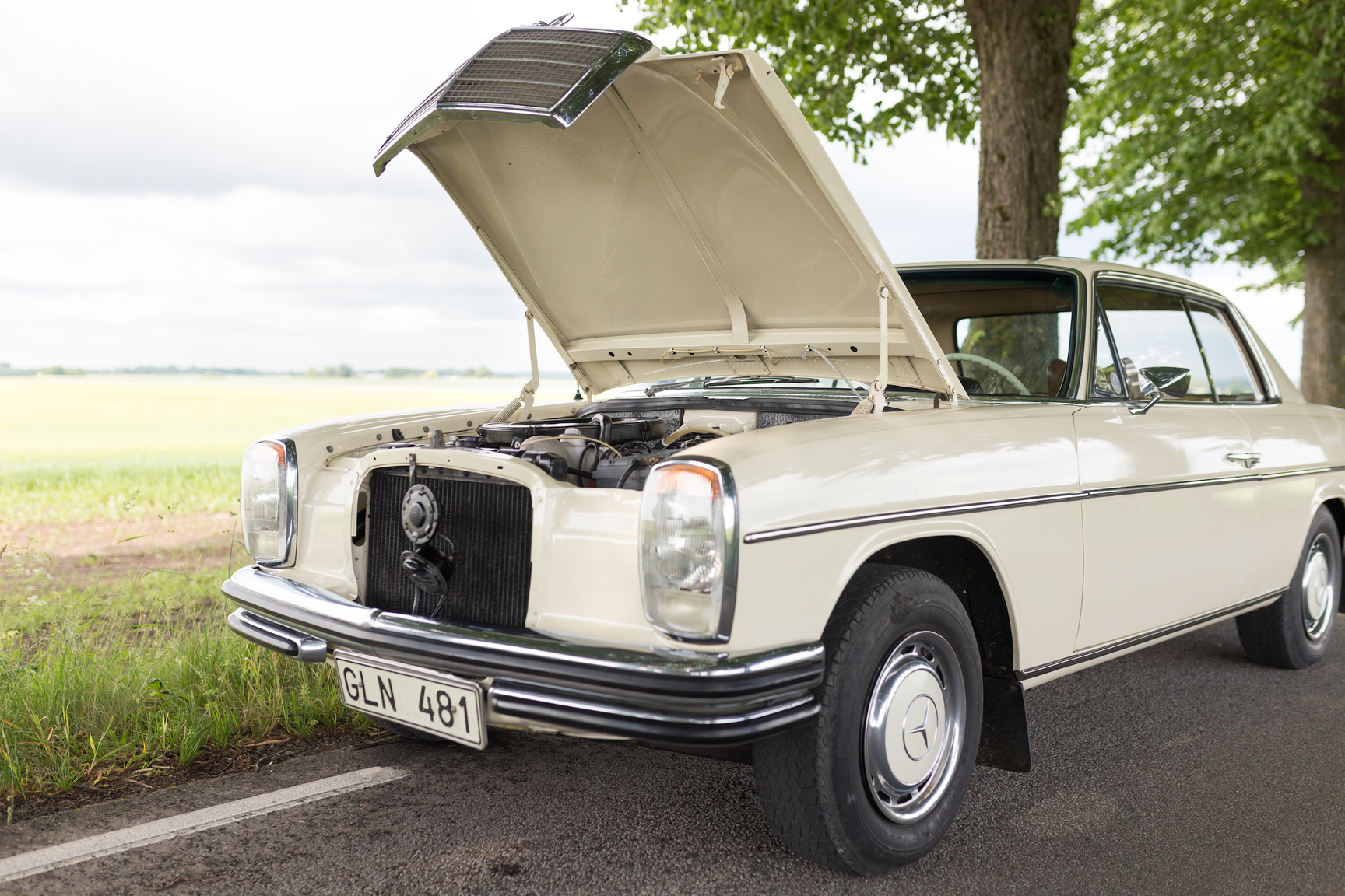 Exteriörbild på 1971 Mercedes 250 C