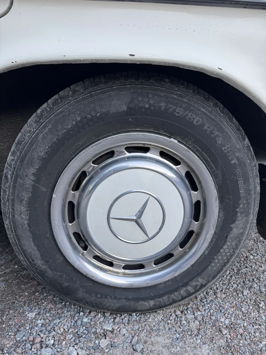 Exteriörbild på 1972 Mercedes-Benz 200 (17)
