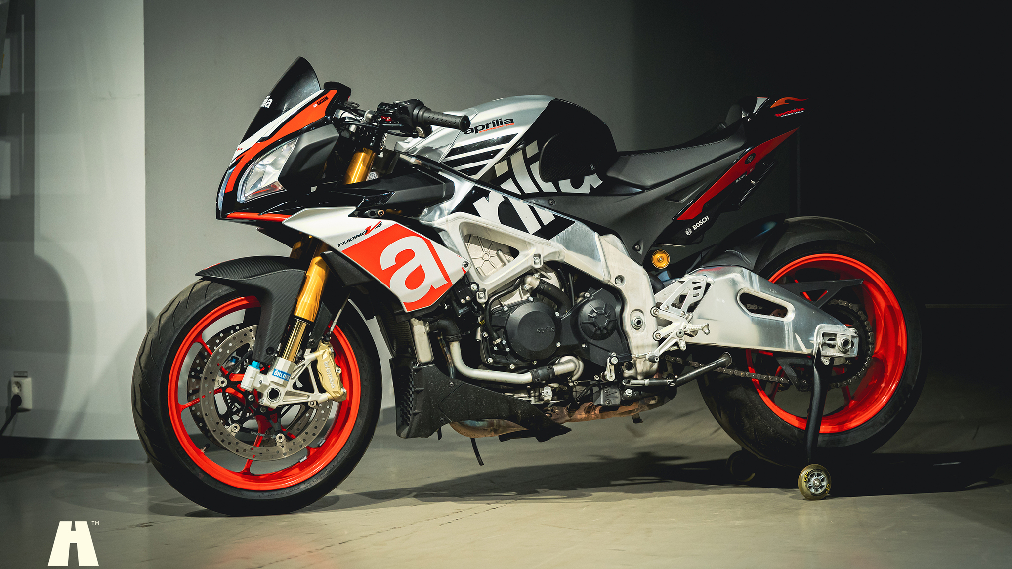 Exterior image of 2016 Aprilia Tuono V4 Factory