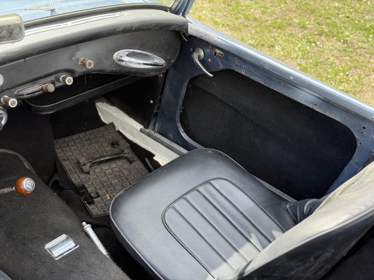 Interior image of 1958 Austin-Healey 100-6