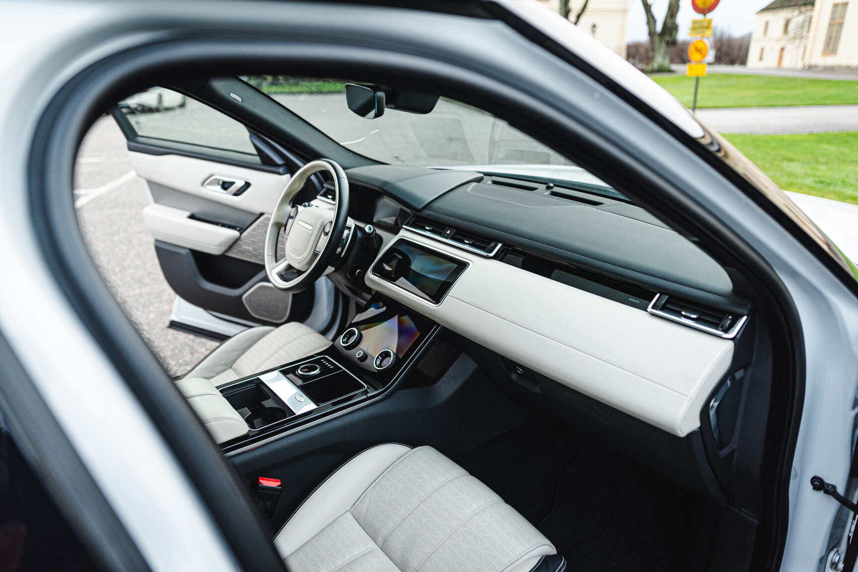 Interior image of 2018 Range Rover Velar D300 AWD HSE