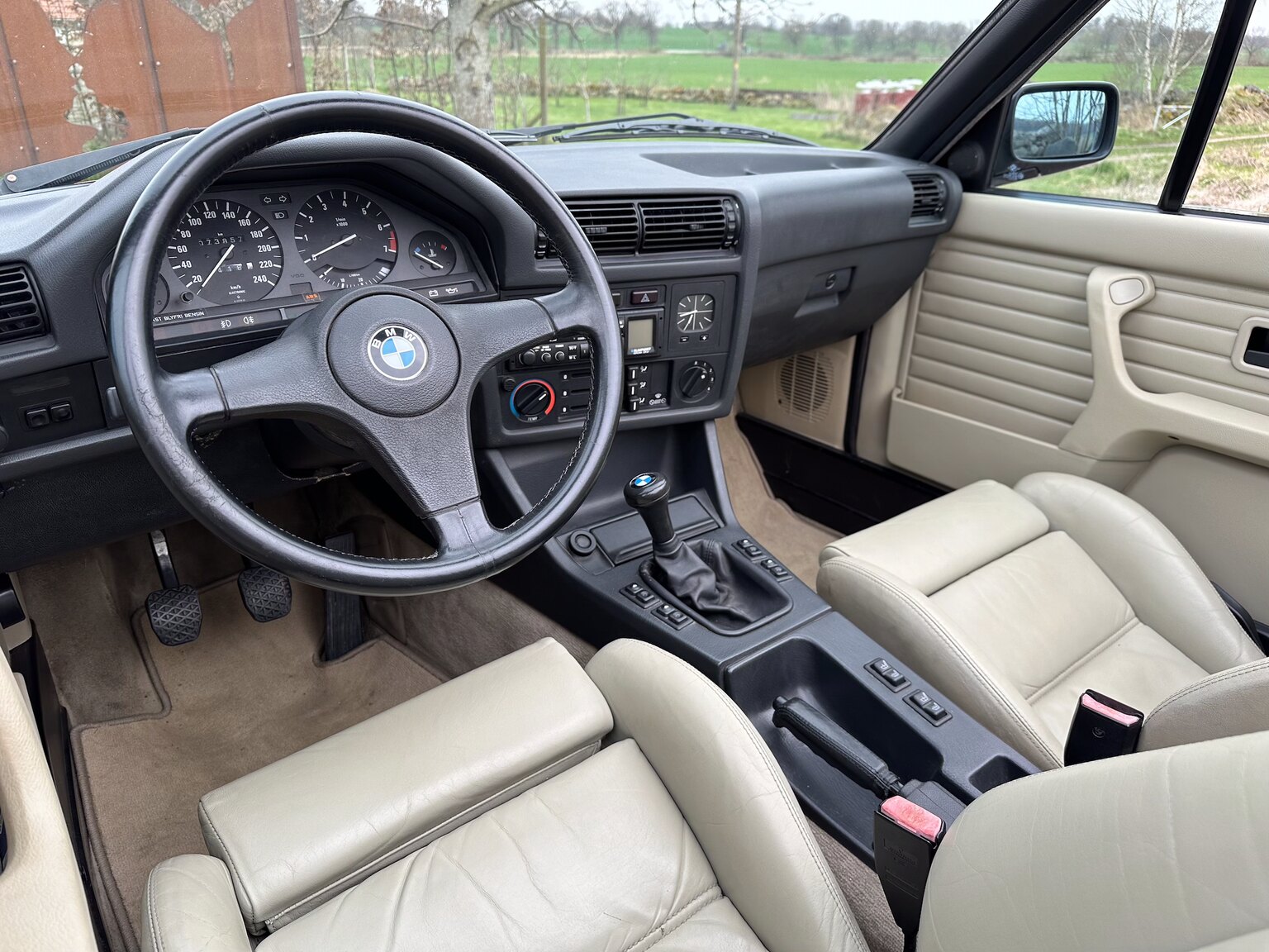 Innenraumfoto von 1987 BMW 325i Convertible (1)