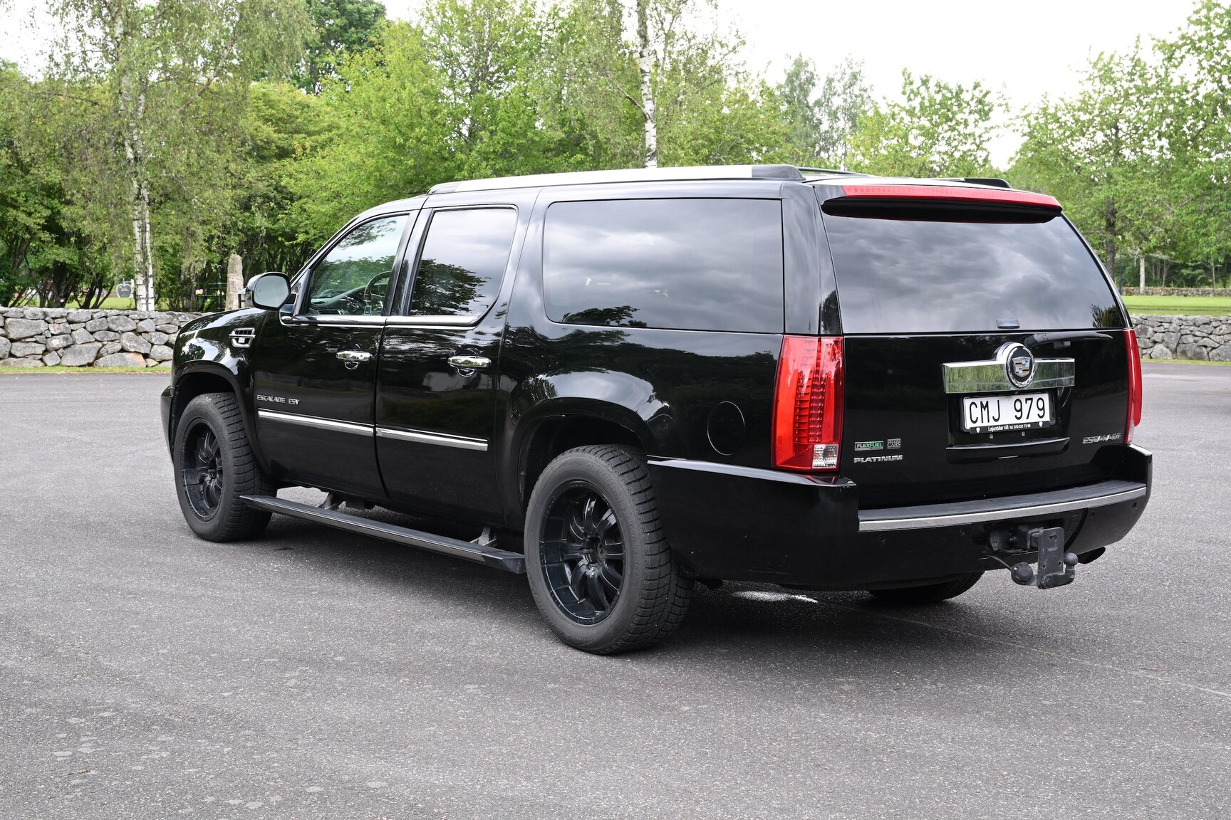 Exterior image of 2010 Cadillac Escalade ESV 6.2 Flexfuel