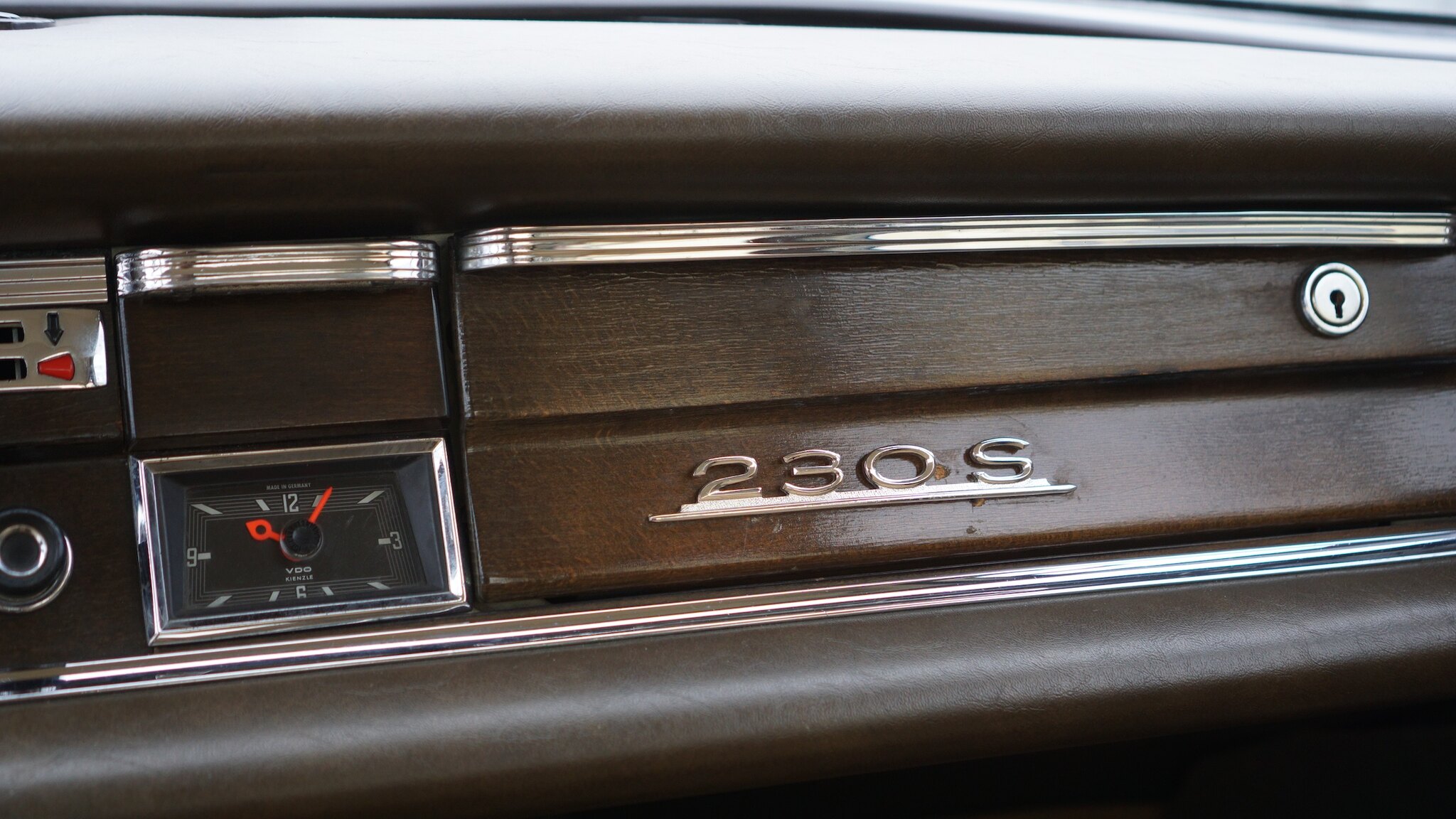 Interior image of 1966 Mercedes-Benz 230 S