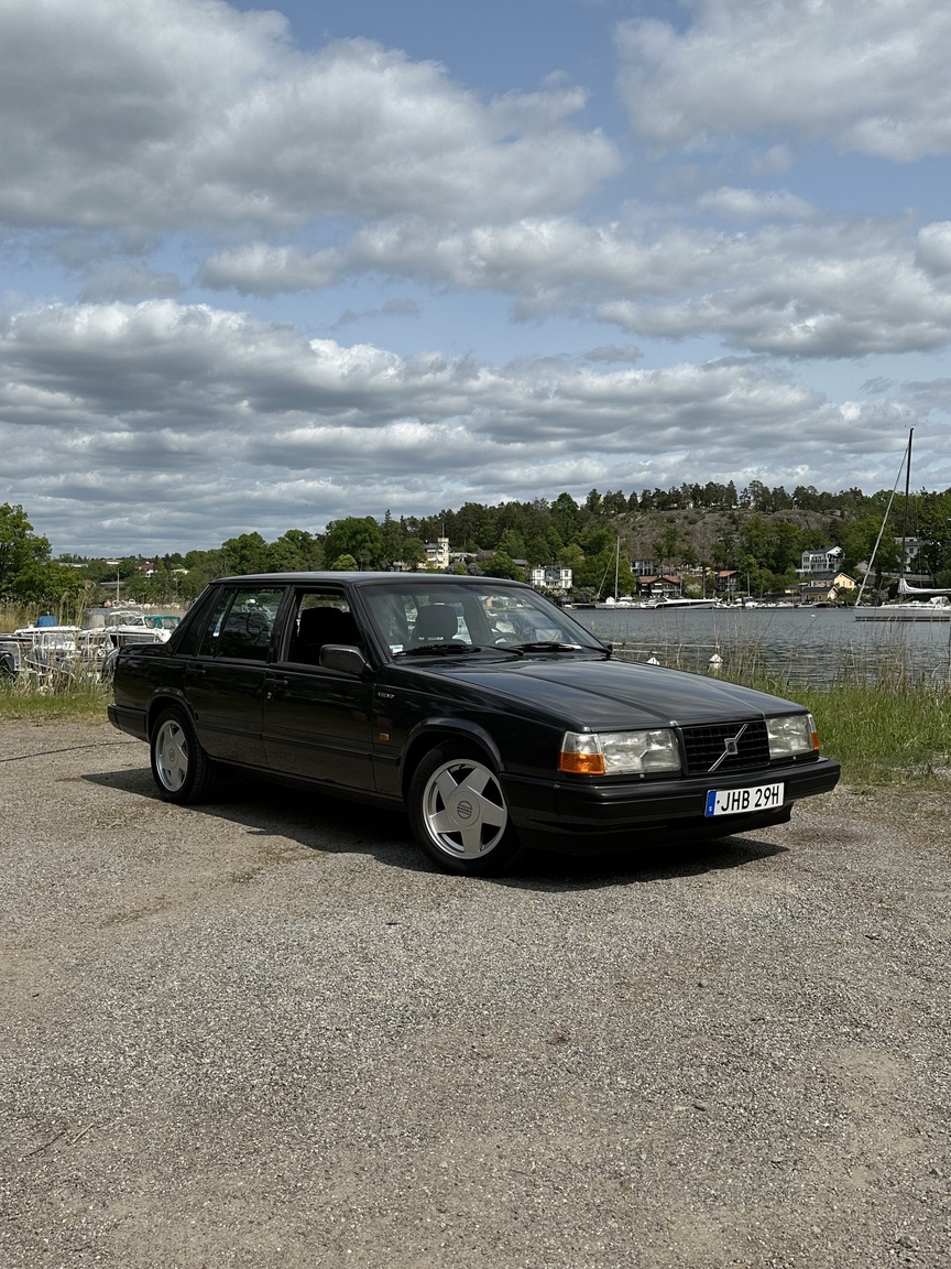 Exterior image of 1990 Volvo 740 Turbo 16s