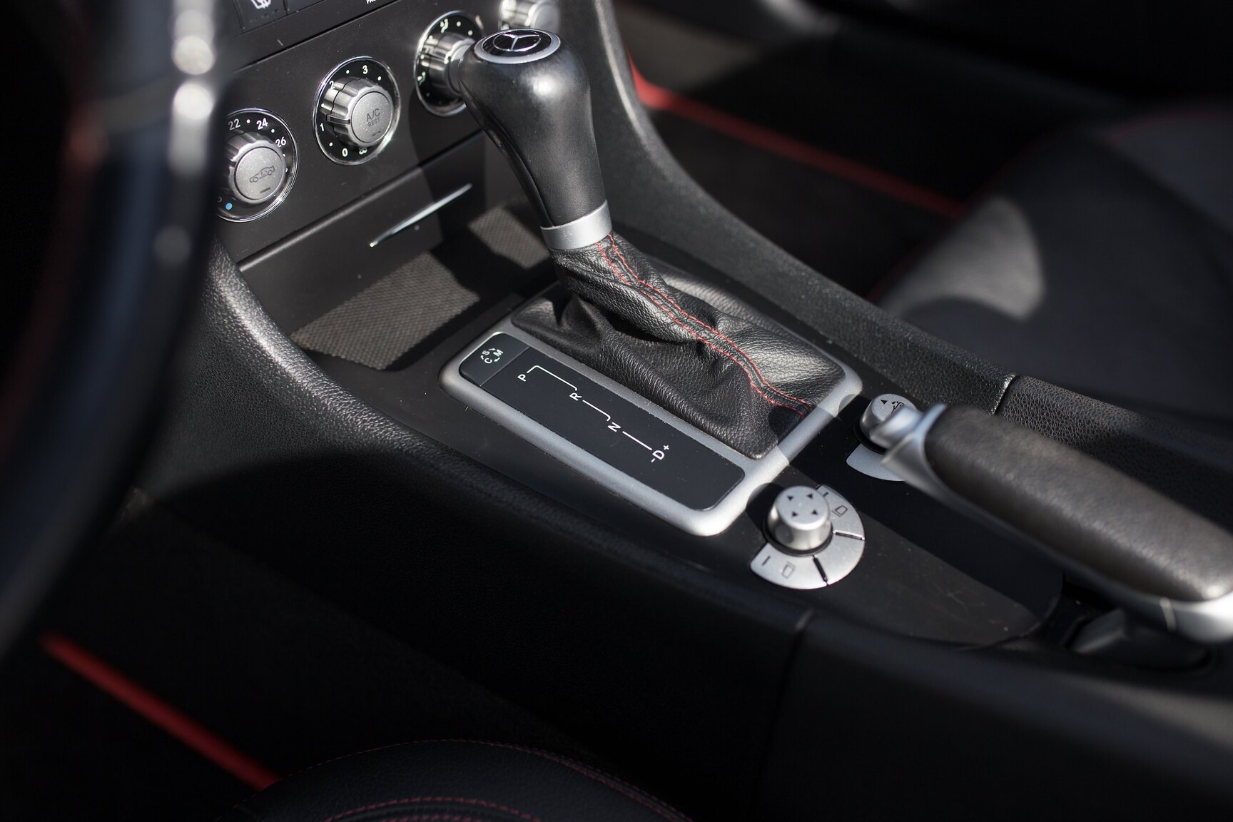 Interior image of 2010 Mercedes-Benz SLK 200 Kompressor (18)