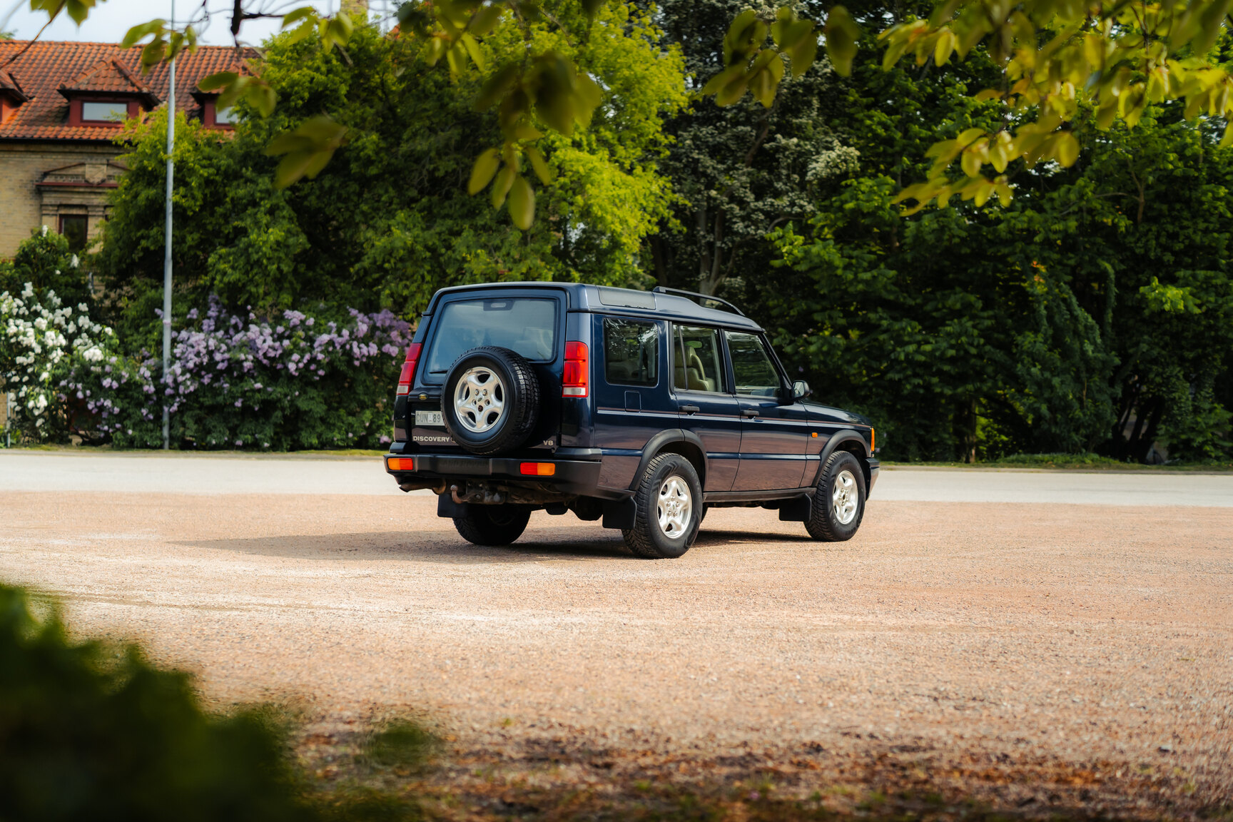 Exterior image of 1999 Landrover Discovery II V8