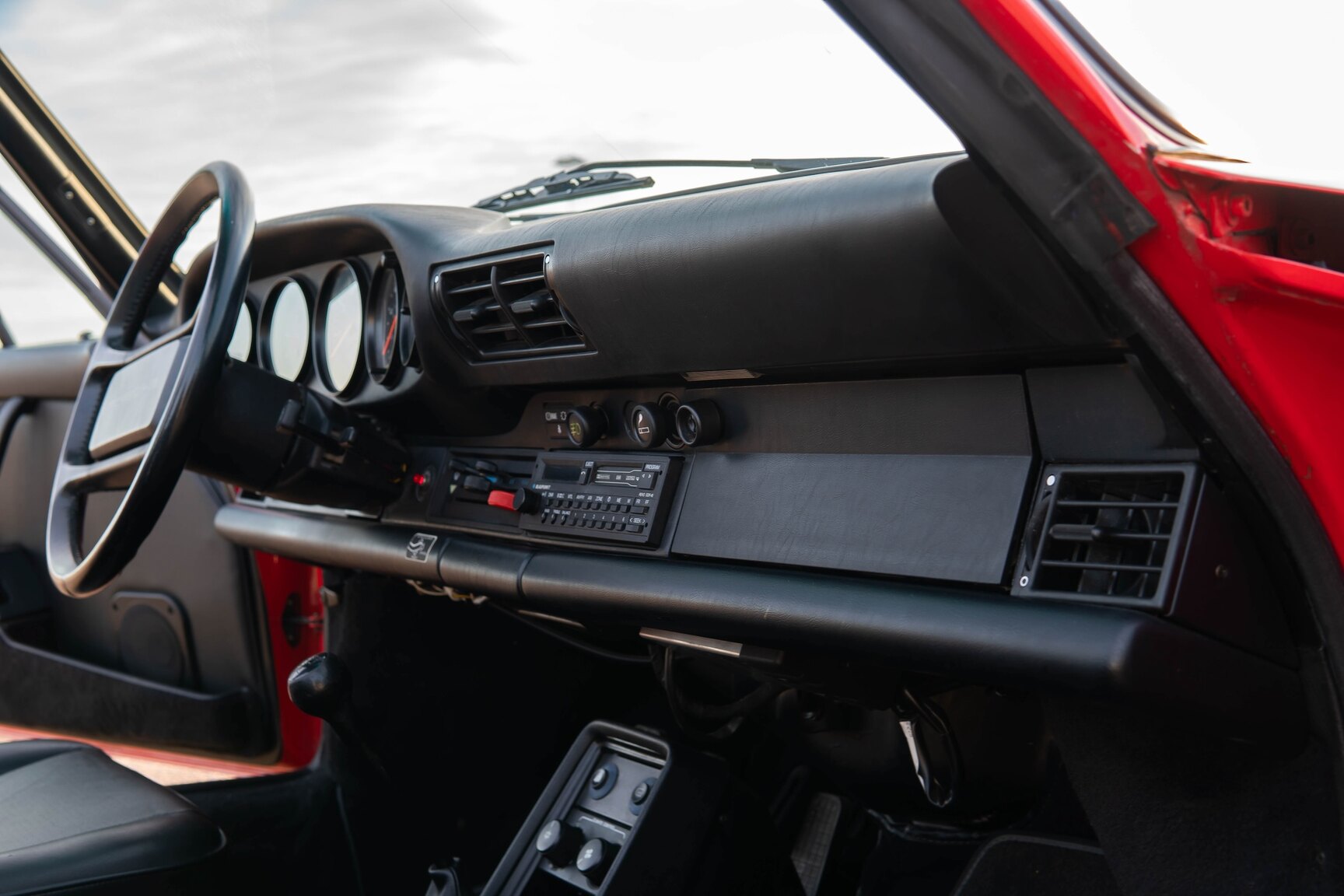 Innenraumfoto von 1987 Porsche 911 Carrera Cab 3.2