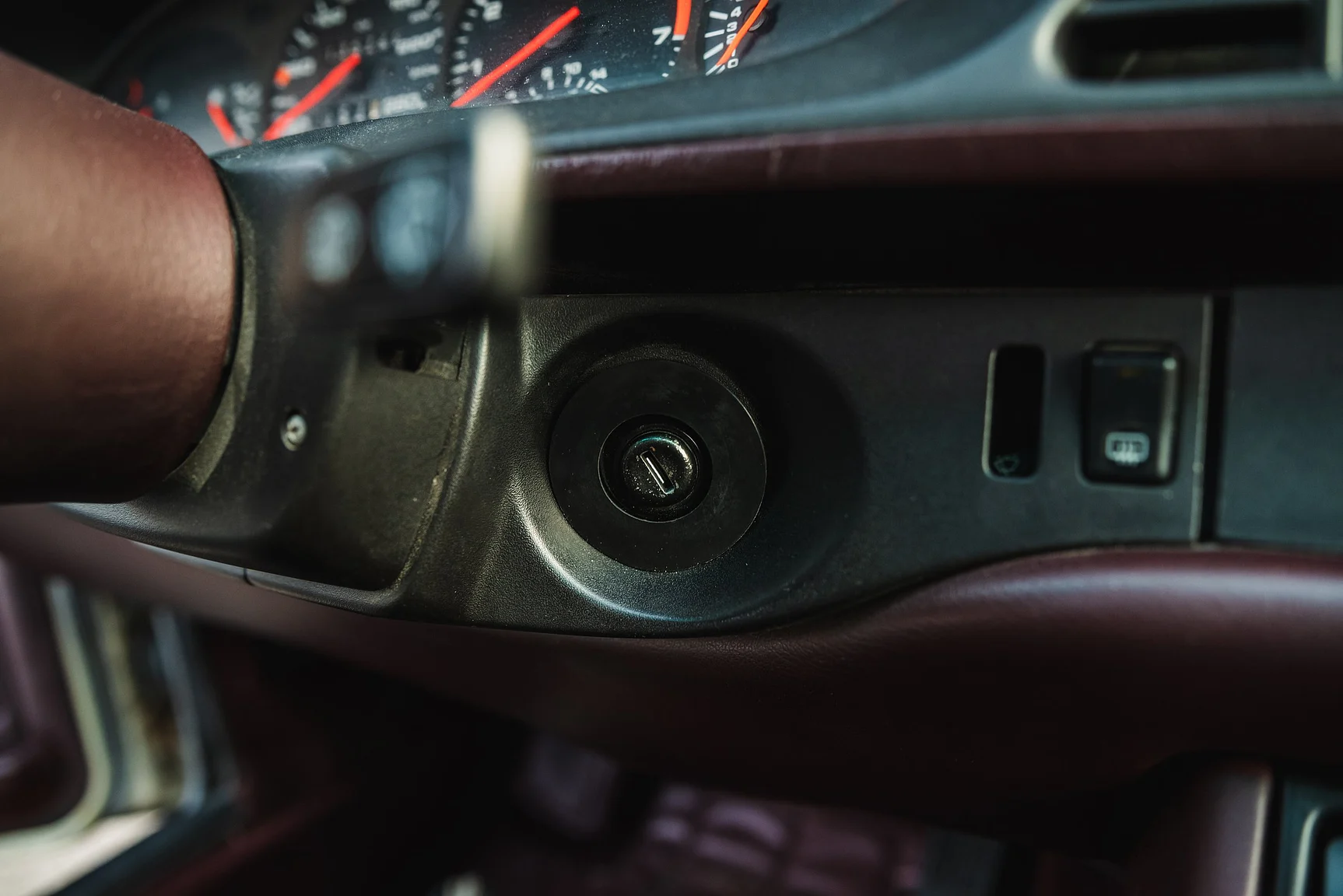 Interior image of 1986 Porsche 944R (47)