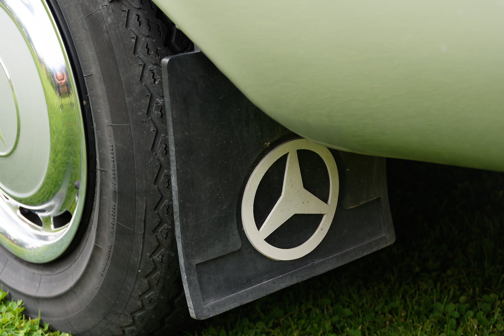 Exterior image of 1969 Mercedes-Benz 300 SEL