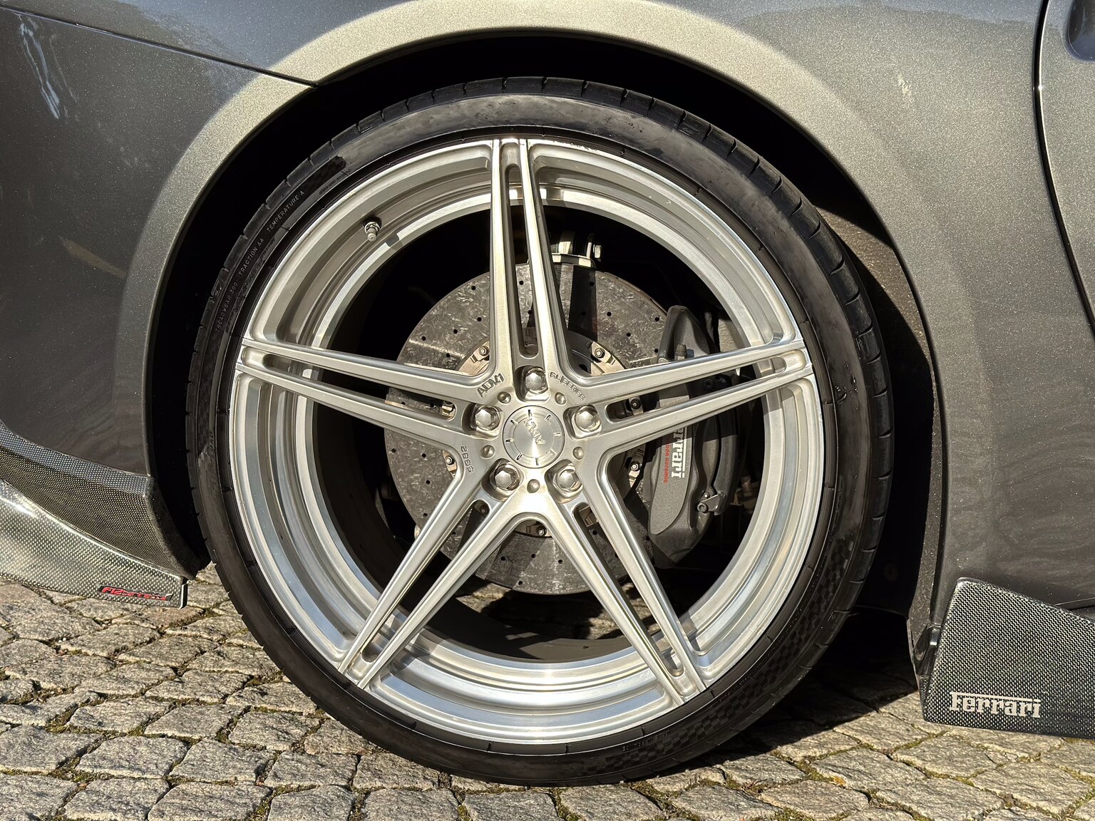 Exteriörbild på 2013 Ferrari F12 Berlinetta