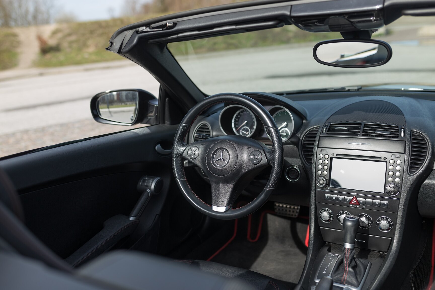 Interiörbild 2010 Mercedes-Benz SLK 200 Kompressor (2)