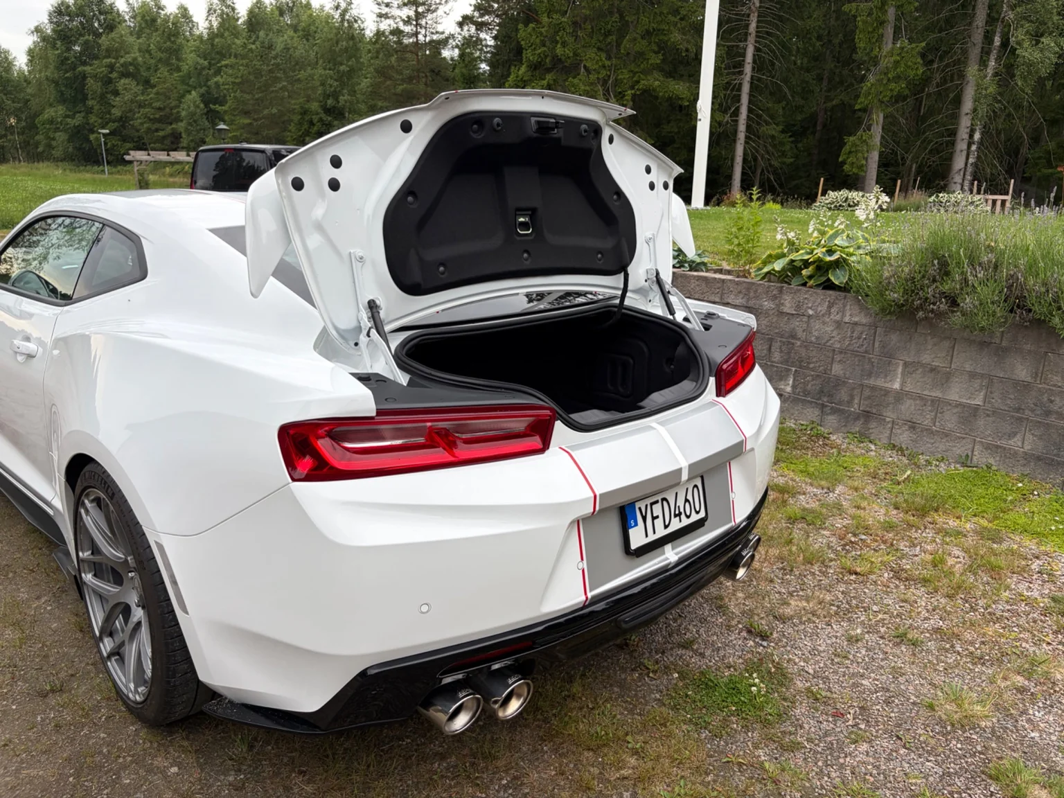 Exteriörbild på 2017 Chevrolet Camaro SS (38)