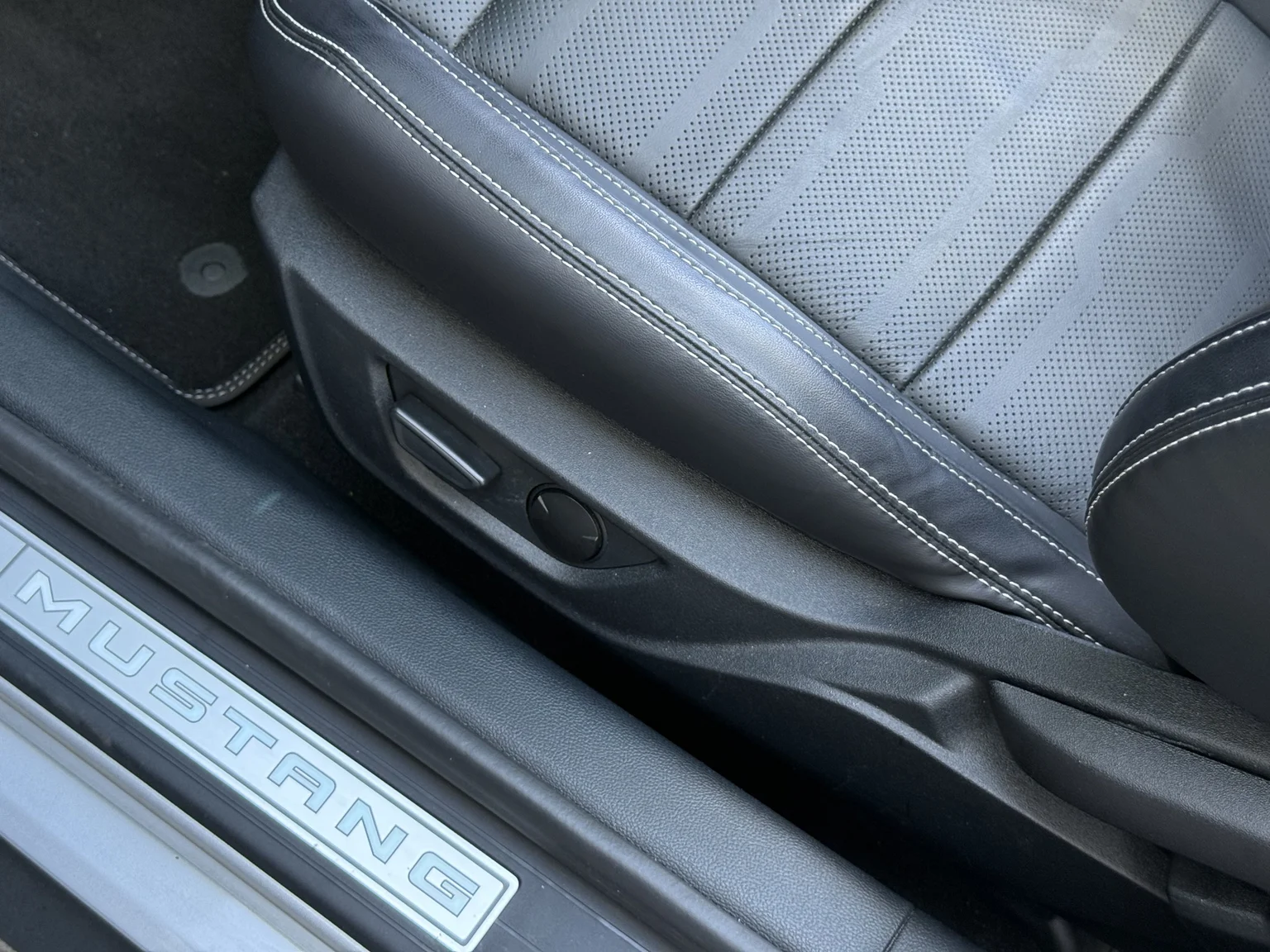 Innenraumfoto von 2021 Ford Mustang GT Cabriolet (6)