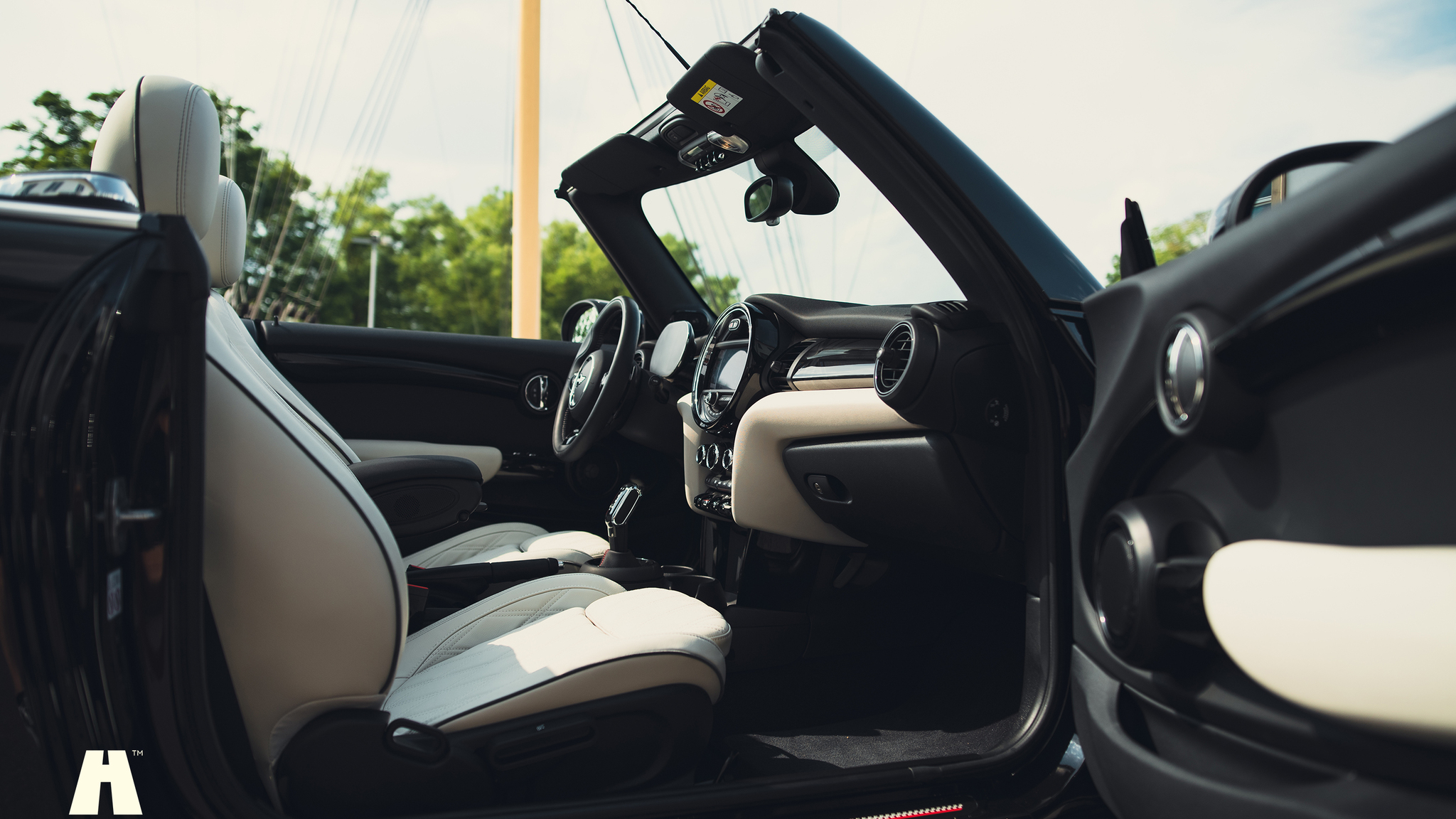 Innenraumfoto von 2021 Mini John Cooper Works Cabriolet  (4)