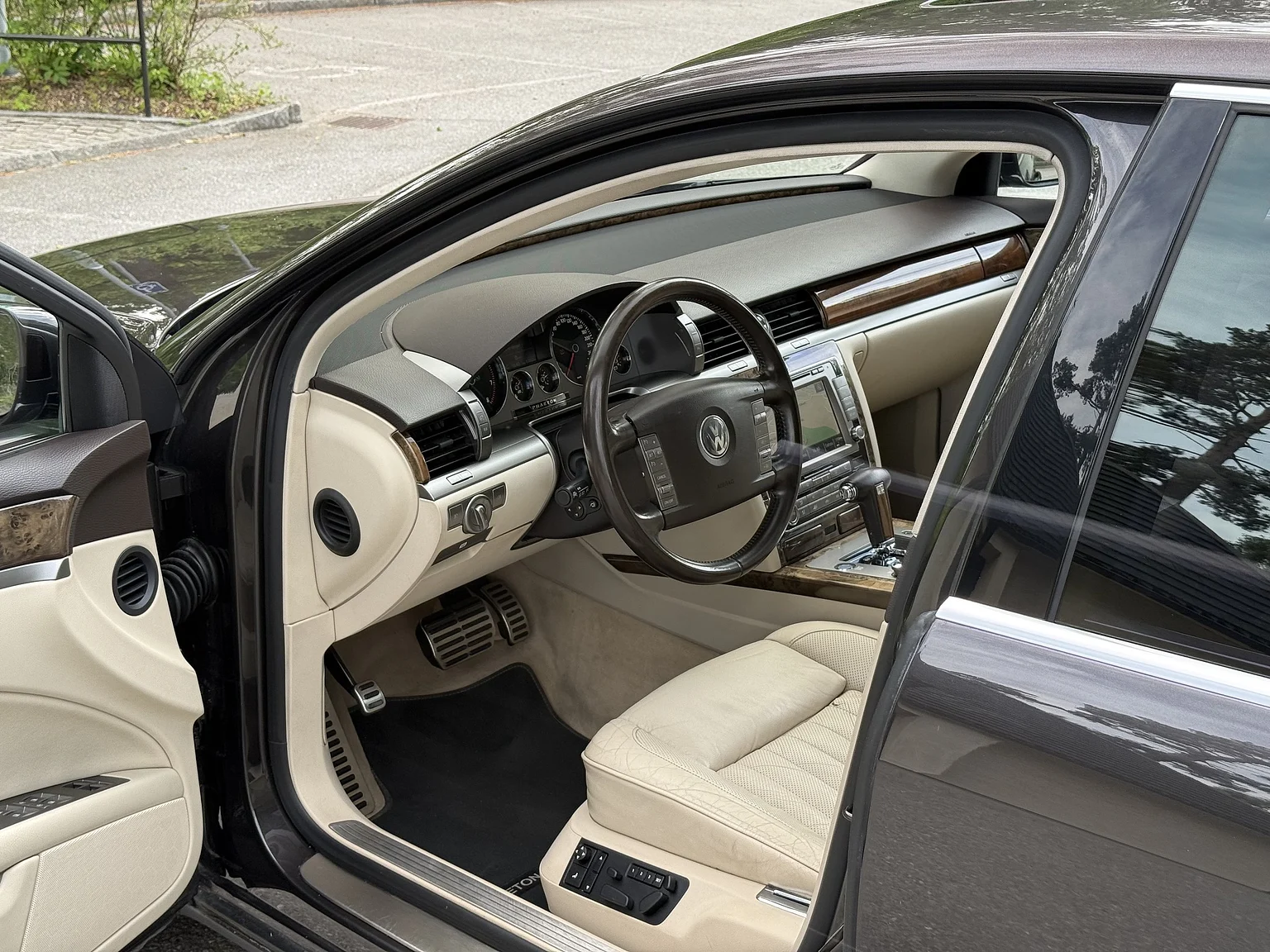 Innenraumfoto von 2009 Volkswagen Phaeton W12 LWB Executive (16)