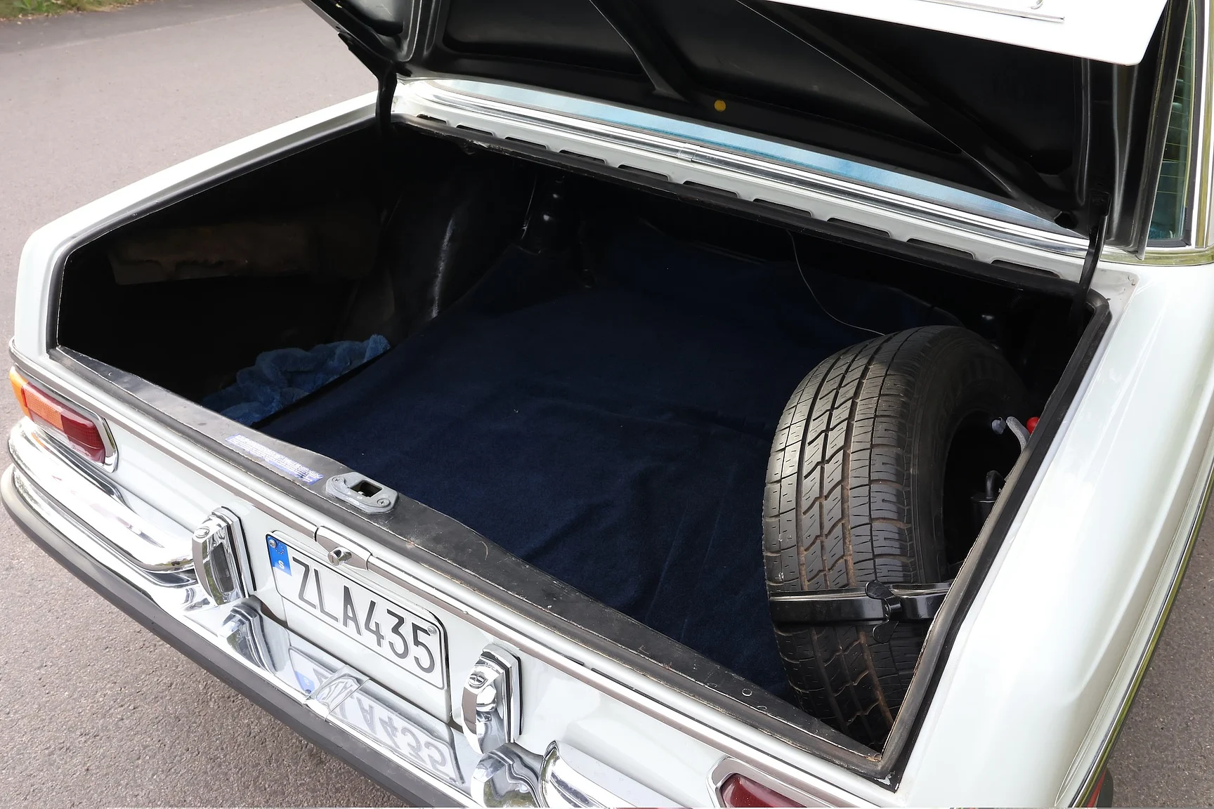 Interior image of 1972 Mercedes-Benz 280 SE 4.5  (64)