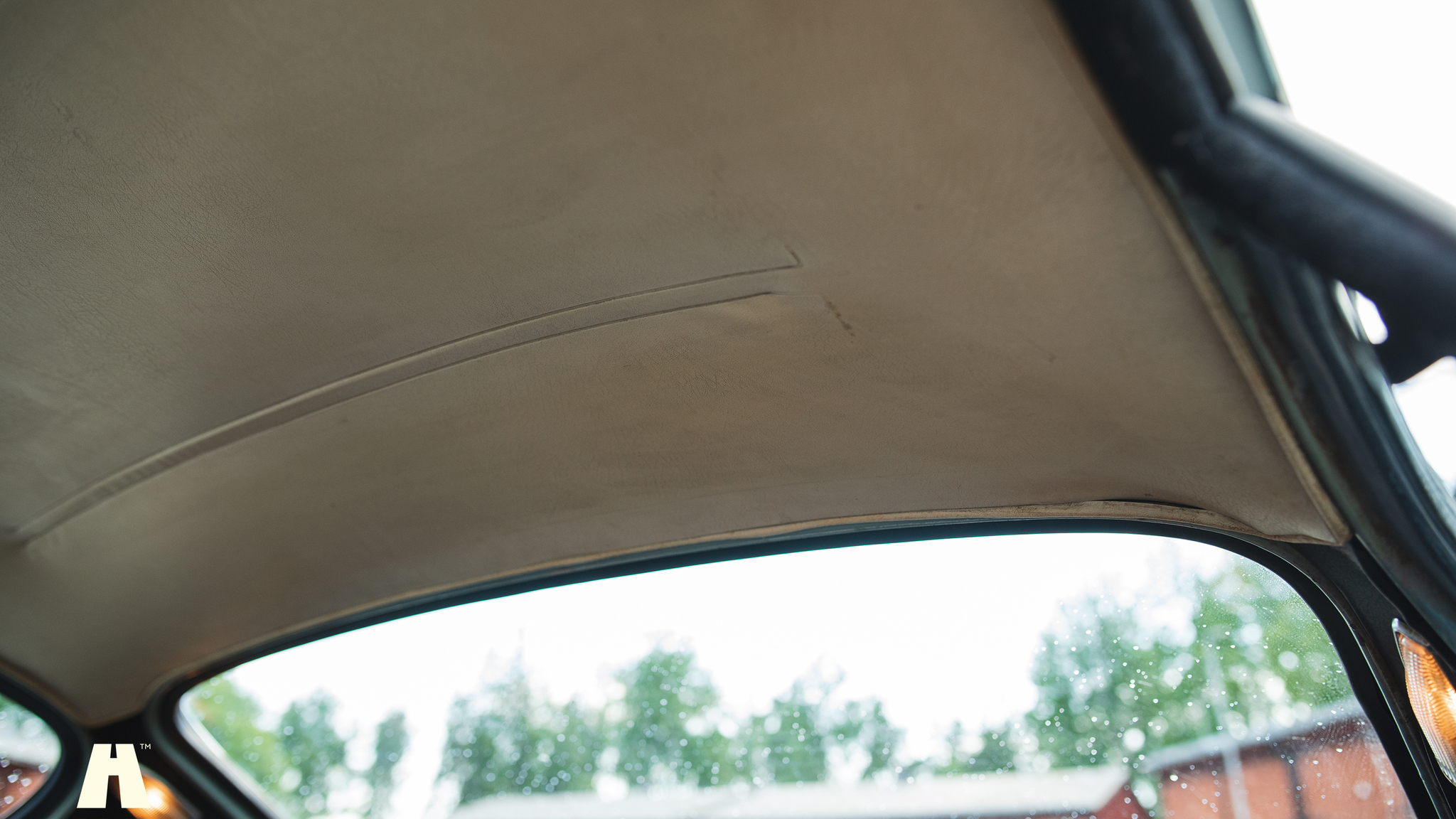 Interior image of 1966 Volvo P1800 S (37)