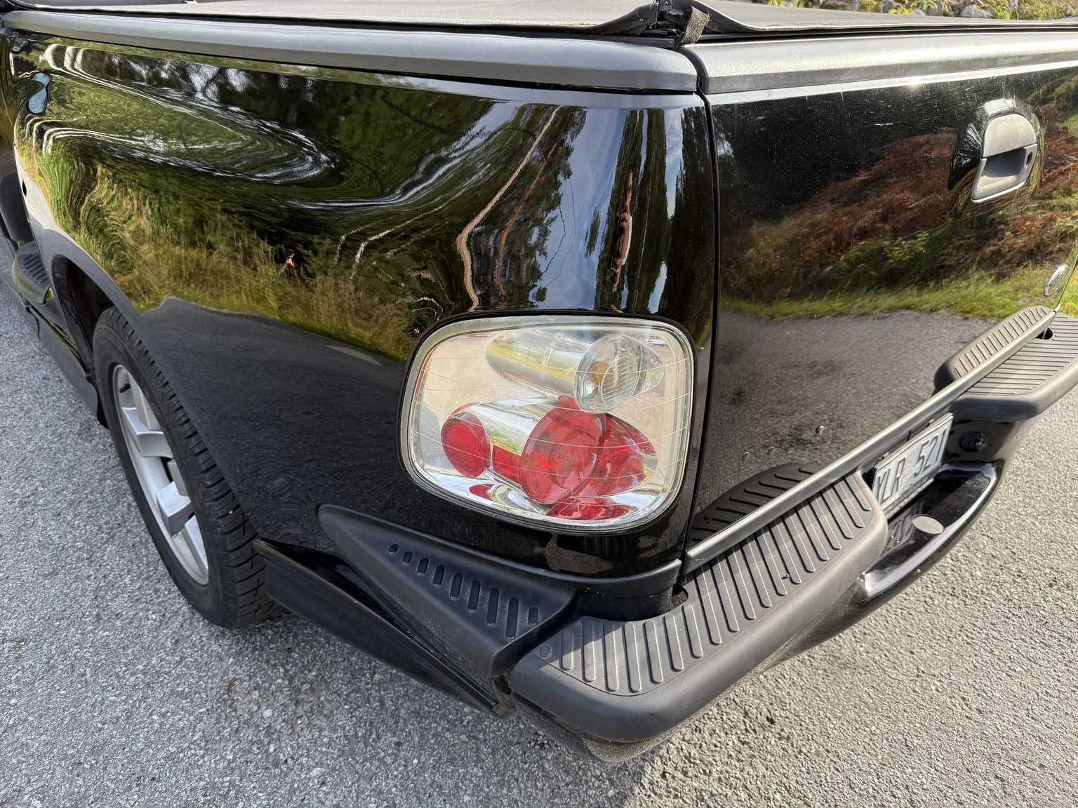 Exterior image of 2002 Ford F-150 SVT Lightning (29)