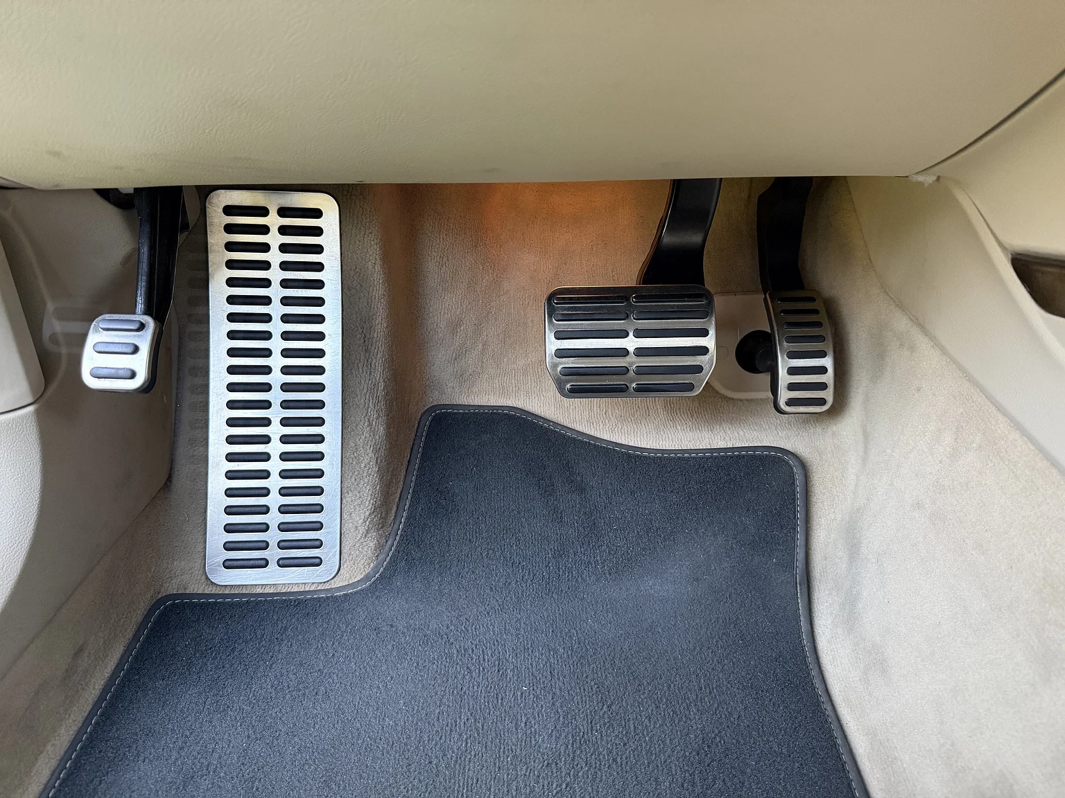 Innenraumfoto von 2009 Volkswagen Phaeton W12 LWB Executive (73)