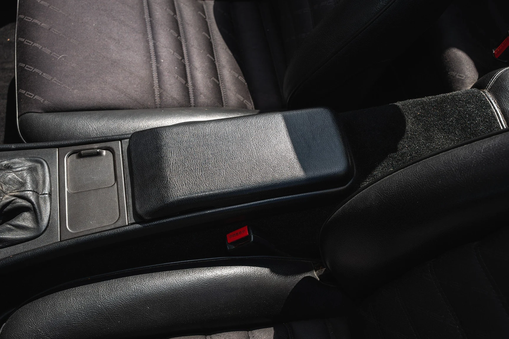 Interior image of 1990 Porsche 944 S2 Cabriolet  (29)