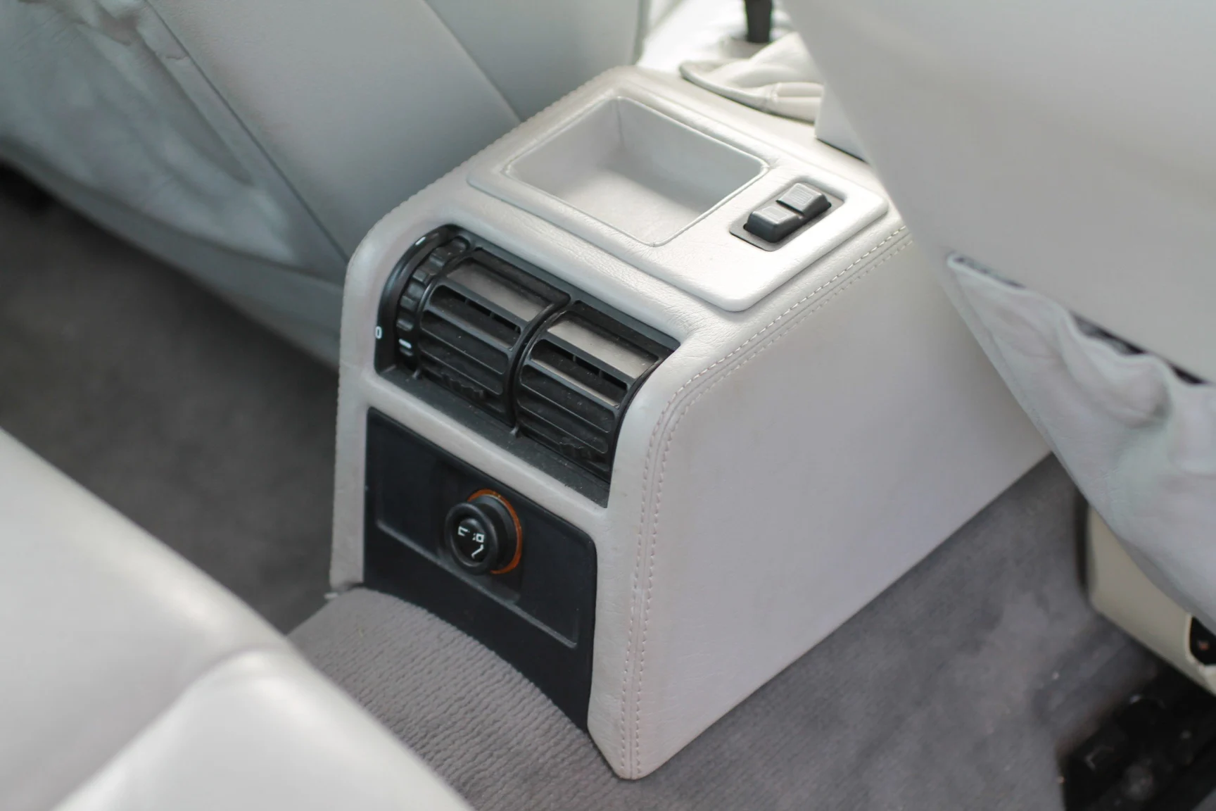 Innenraumfoto von 1993 BMW 540i Sedan (58)