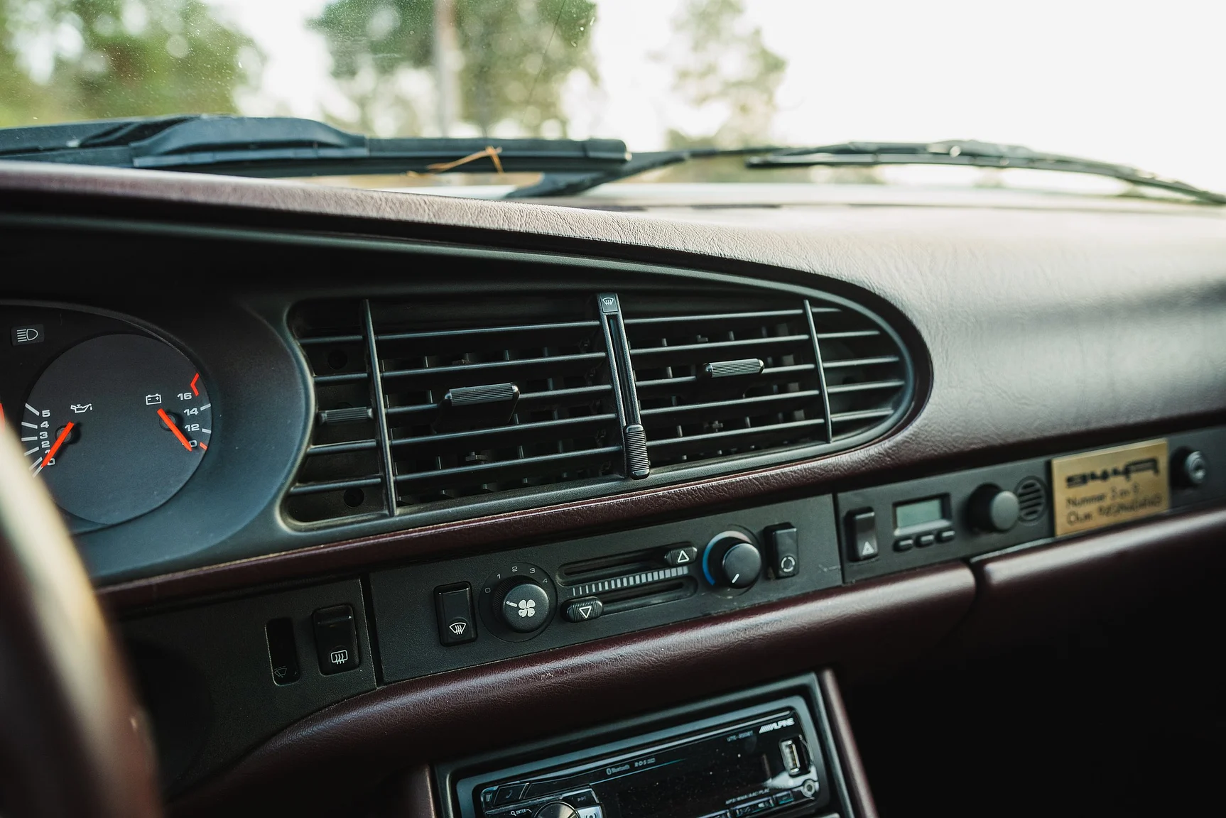 Interior image of 1986 Porsche 944R (41)