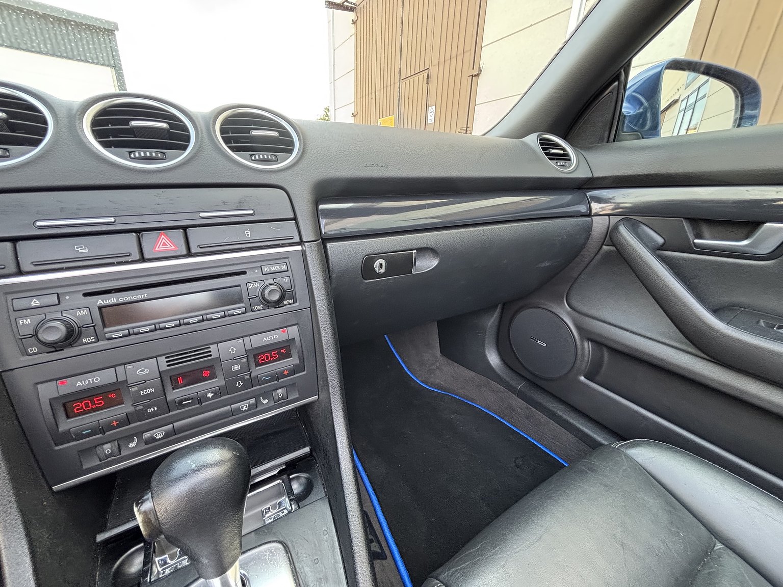 Interior image of 2003 Audi A4 Cabriolet 2.4 V6 Multitronic